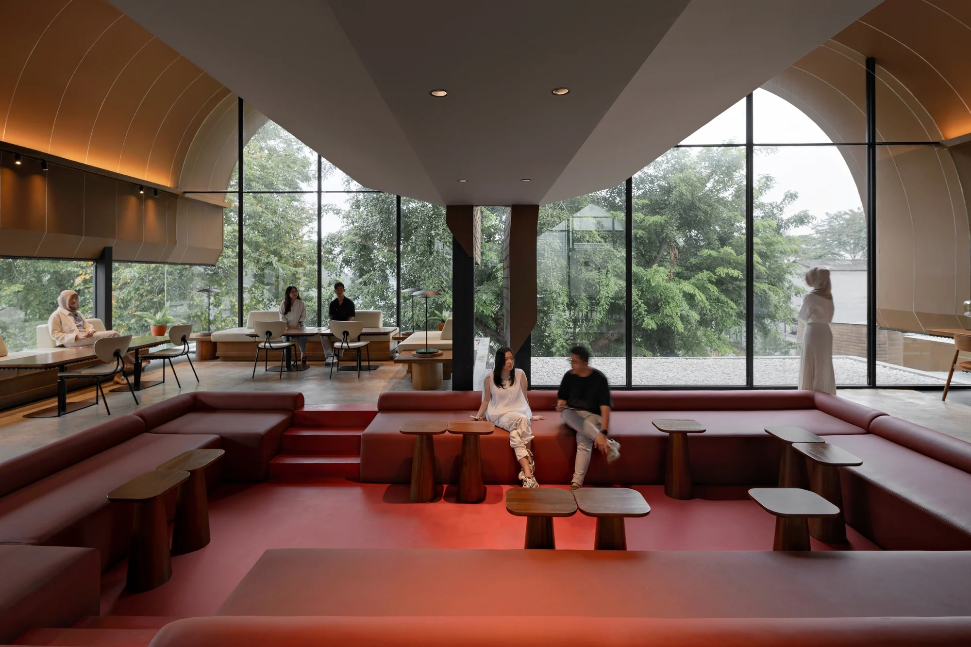 نمای سبز رستوران SS Garden با طراحی معاصر و متریال‌های پایدار