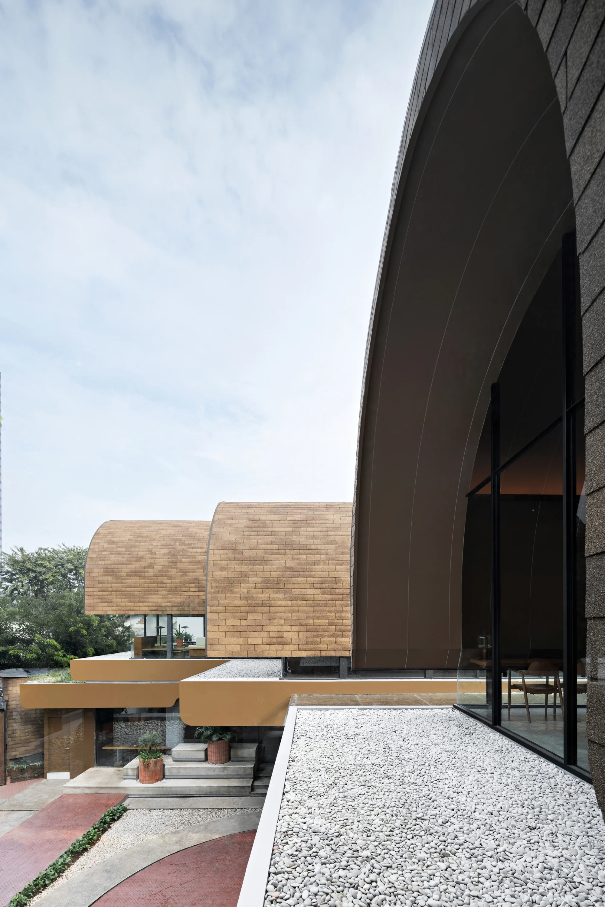 فضای داخلی رستوران SS Garden با پلان باز و نور طبیعی