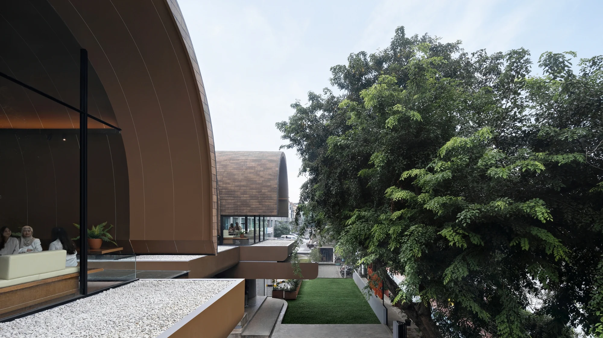 نمای سبز رستوران SS Garden با متریال‌های پایدار و طراحی خلاقانه