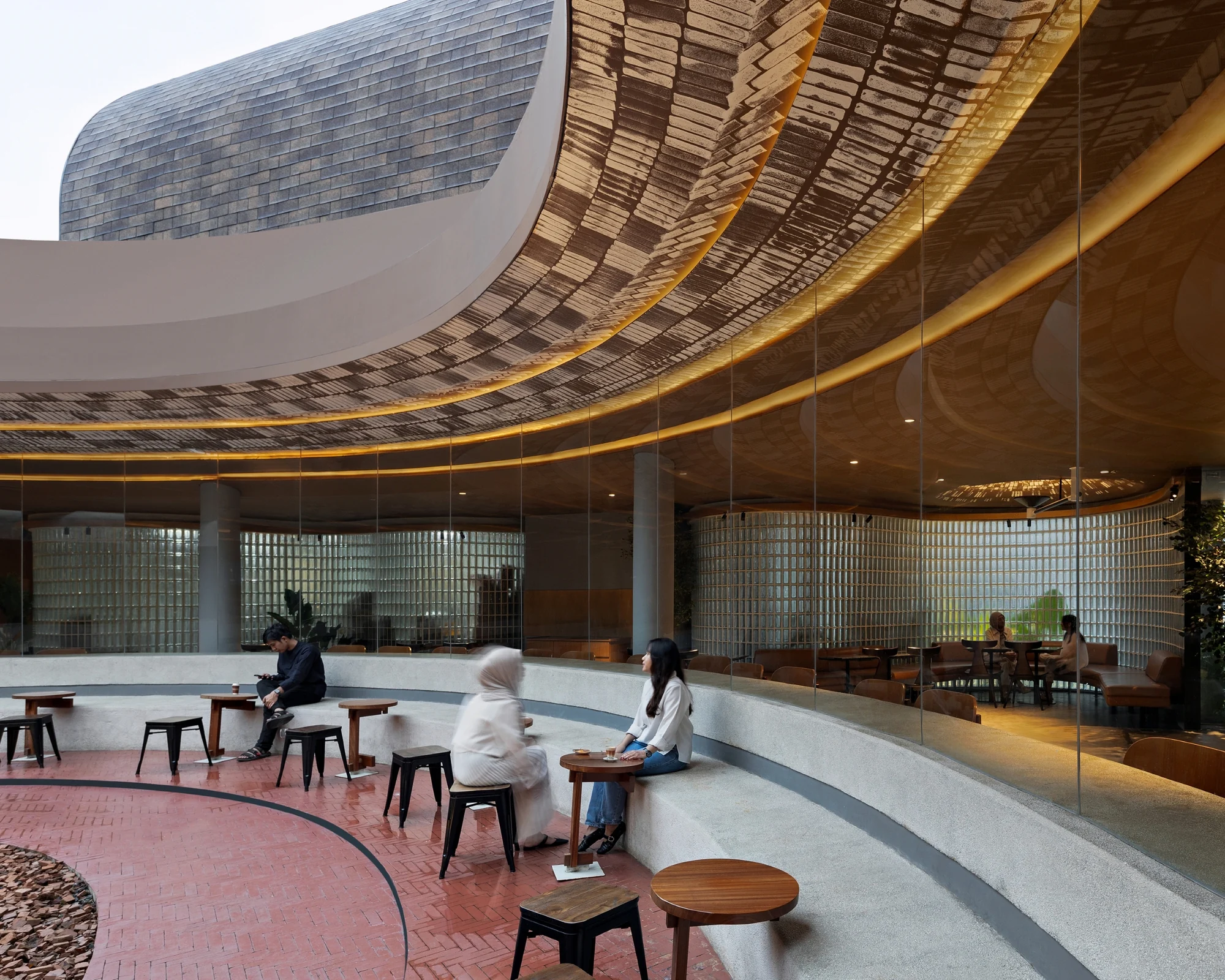 باغ شیب‌دار رستوران SS Garden با نور طبیعی و طراحی مدرن