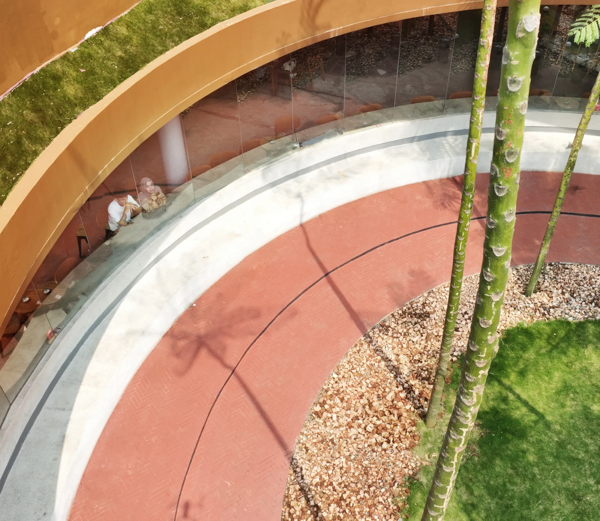 نمای سبز رستوران SS Garden با معماری معاصر و پایدار