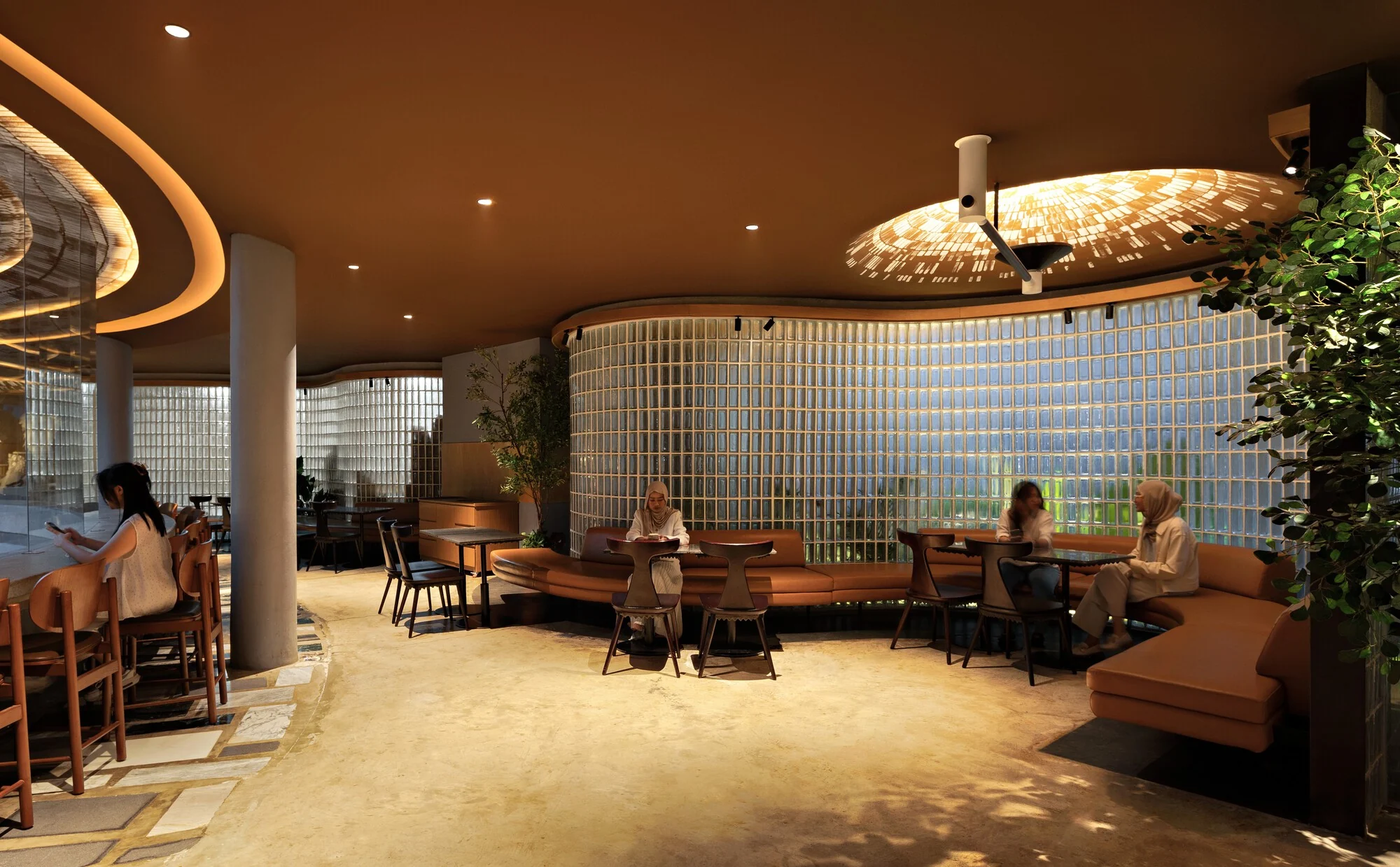 طراحی معماری رستوران SS Garden با نمای سبز و سازه‌های هندسی