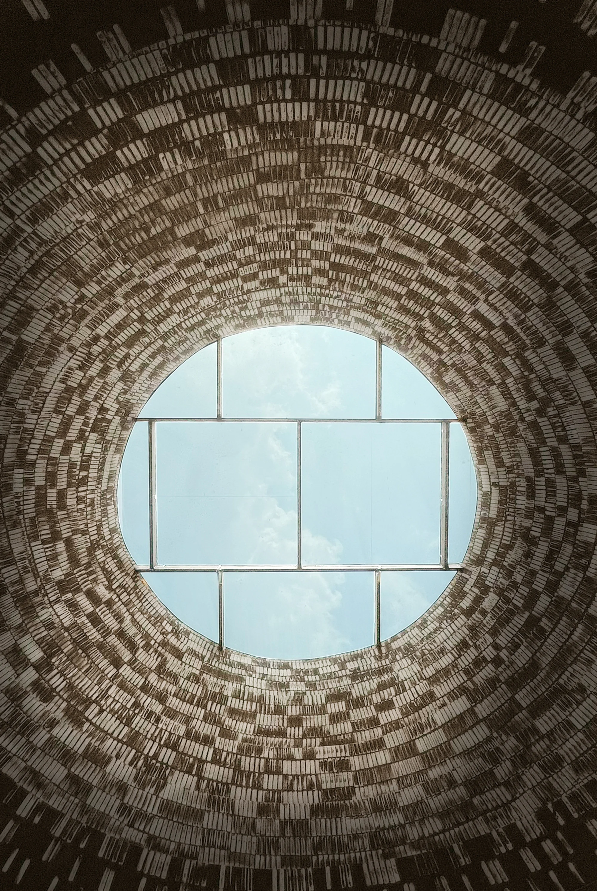 باغ سبز شیب‌دار رستوران SS Garden با نور طبیعی و طراحی خلاقانه