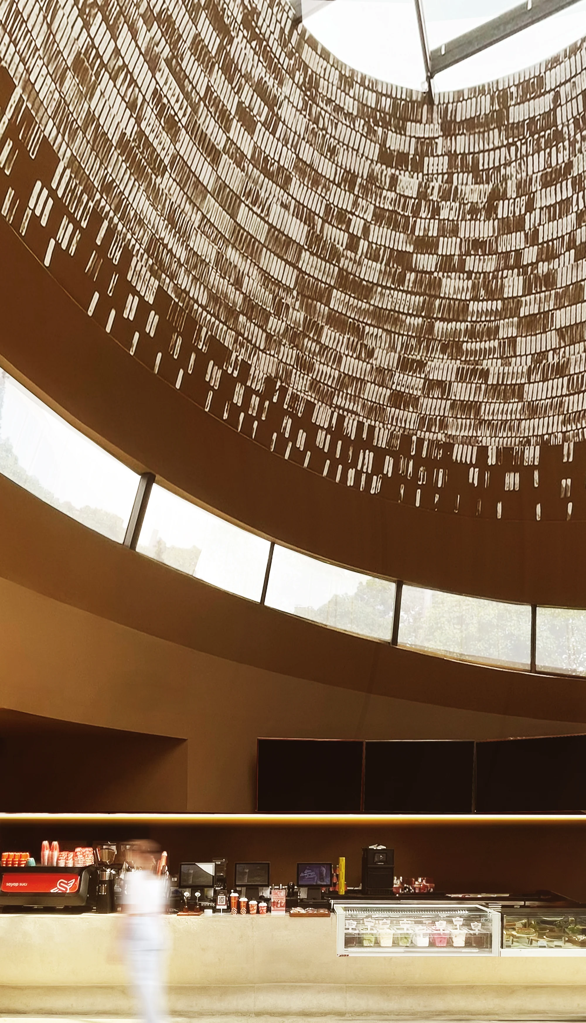 فضای داخلی رستوران SS Garden با دکوراسیون مینیمال و نورپردازی