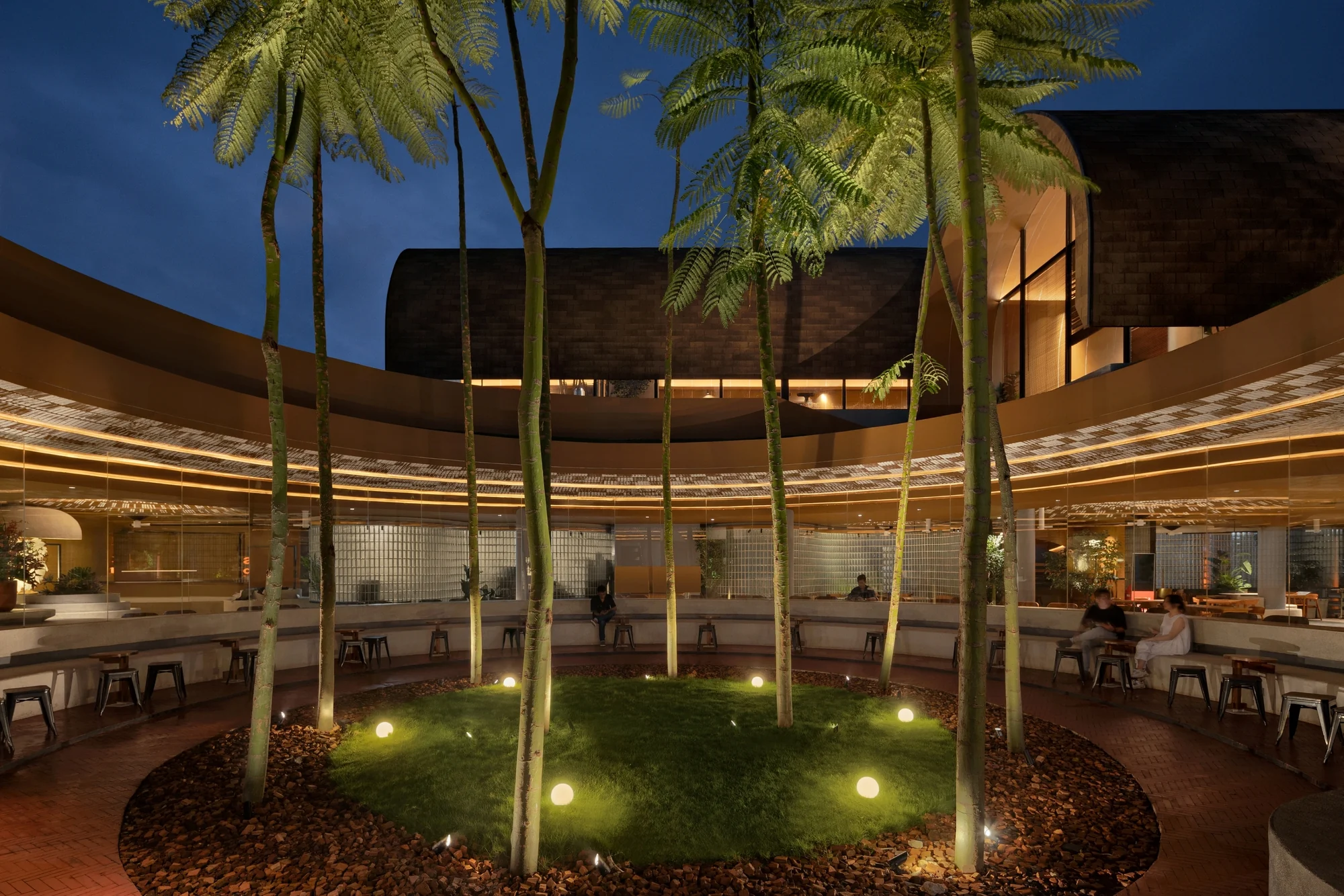 نمای بیرونی رستوران SS Garden با معماری معاصر و نورپردازی