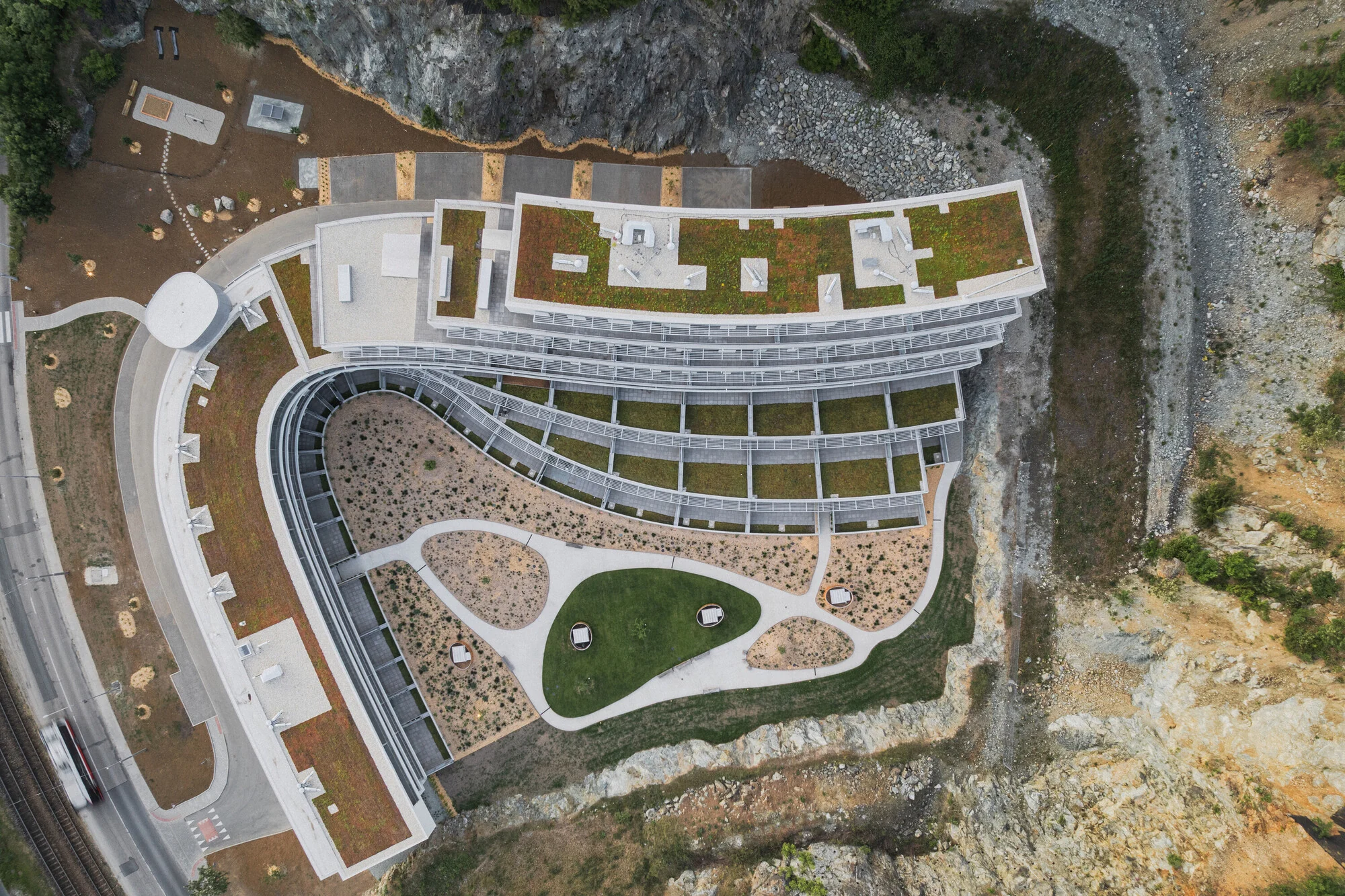 نمای مدرن مجتمع دیوریت با متریالهای شیشهای و بتنی در برنو-کومین