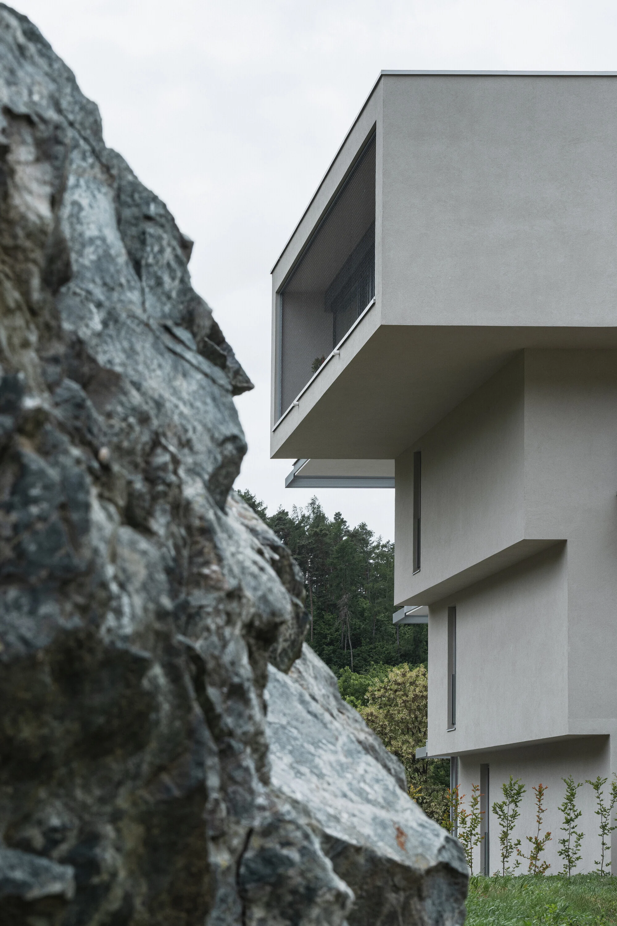 فضای داخلی مجتمع دیوریت با پلان باز و دکوراسیون مینیمال