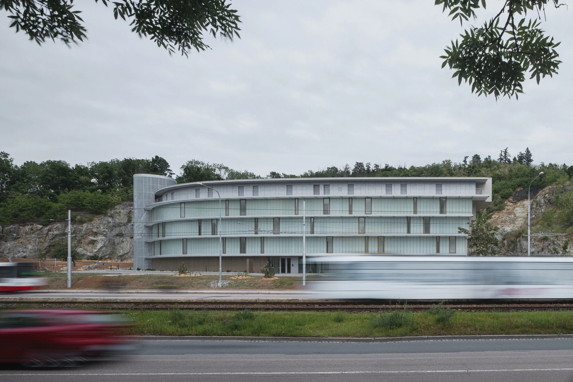 نمای بیرونی مجتمع دیوریت با معماری مدرن و متریالهای پایدار