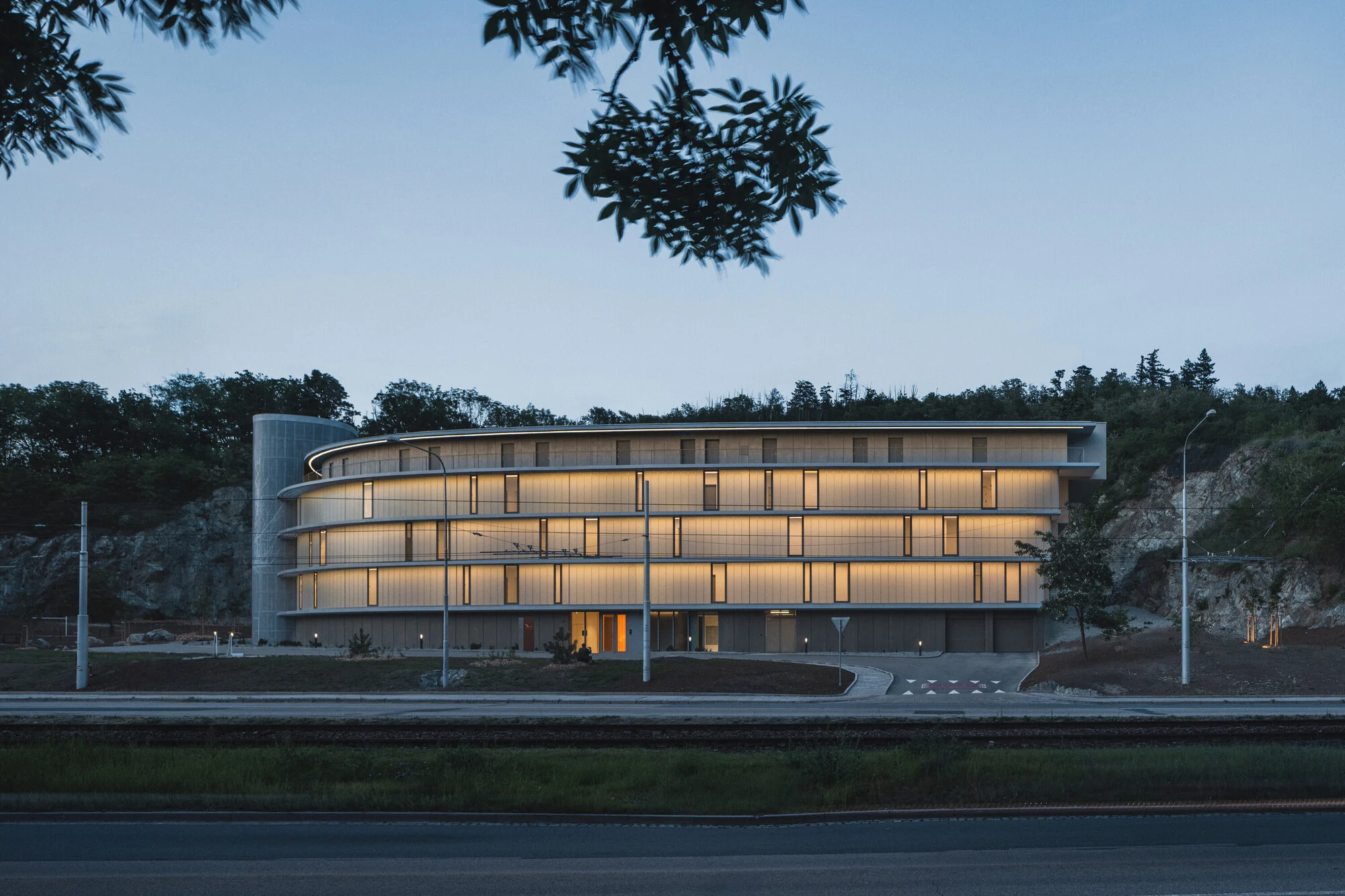 فضای نشیمن مجتمع دیوریت با طراحی خلاقانه و نور طبیعی