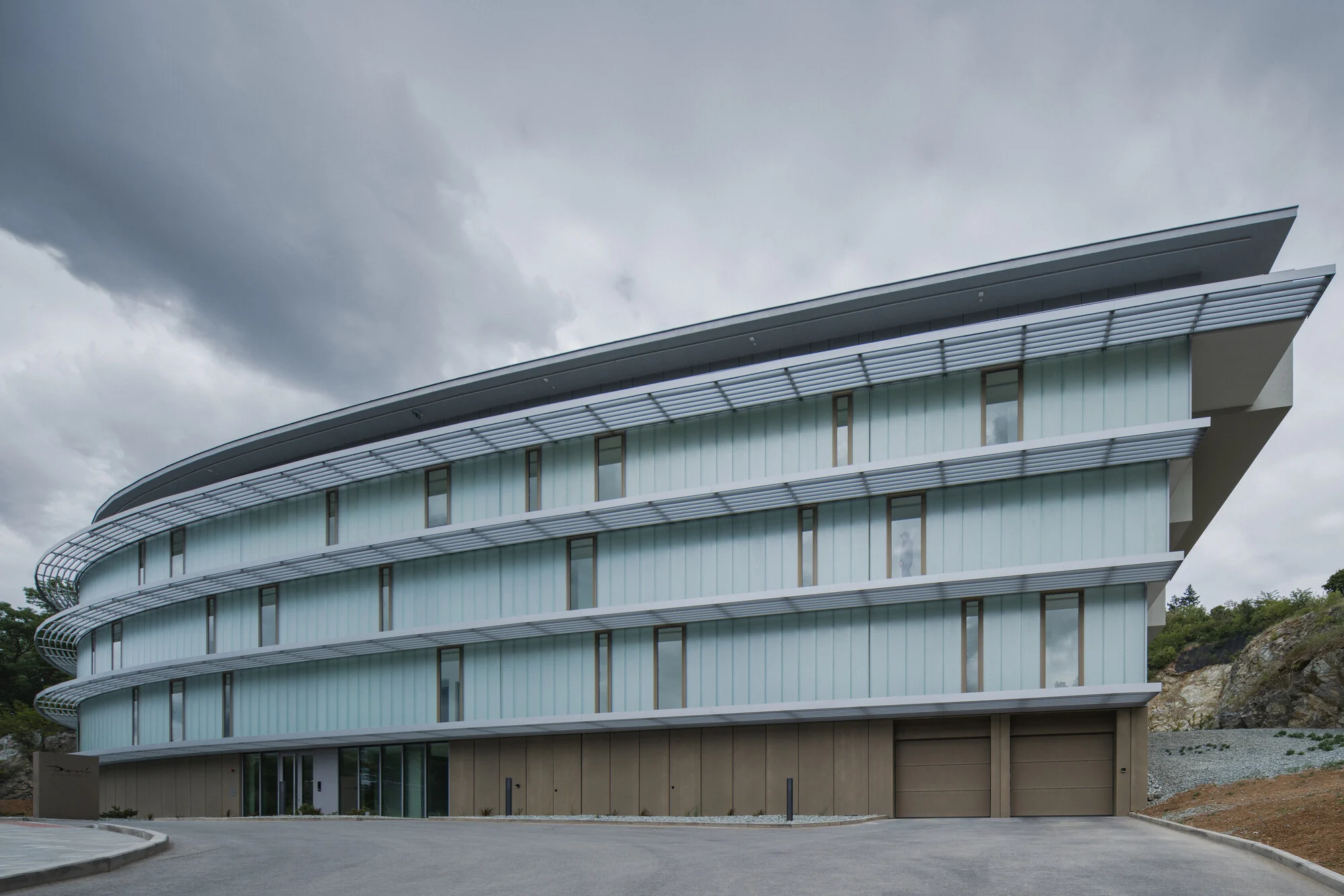 طراحی معماری مجتمع دیوریت با نمای بتنی و سازههای هندسی