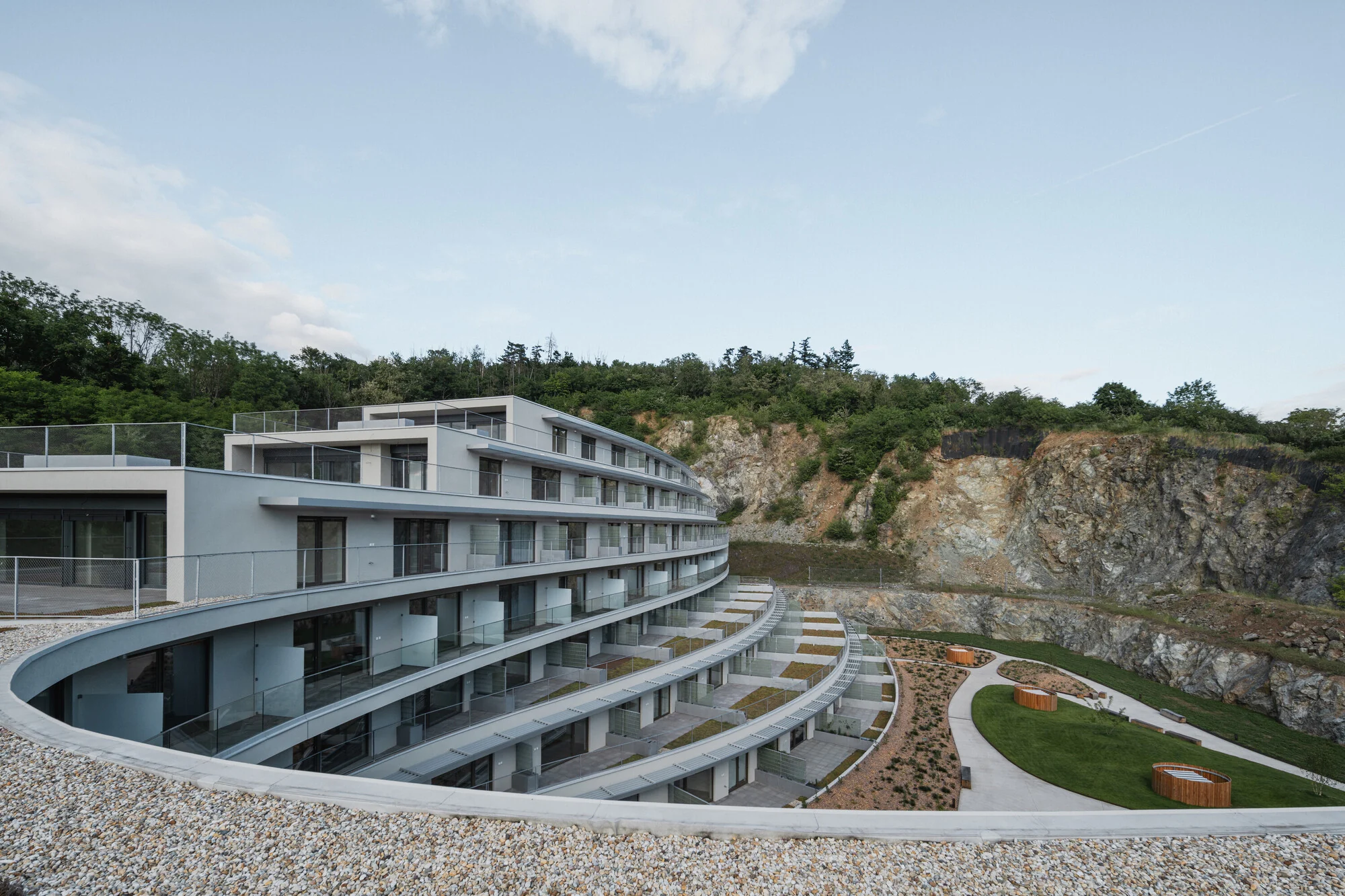 نمای بیرونی مجتمع دیوریت با متریالهای پایدار و طراحی مدرن