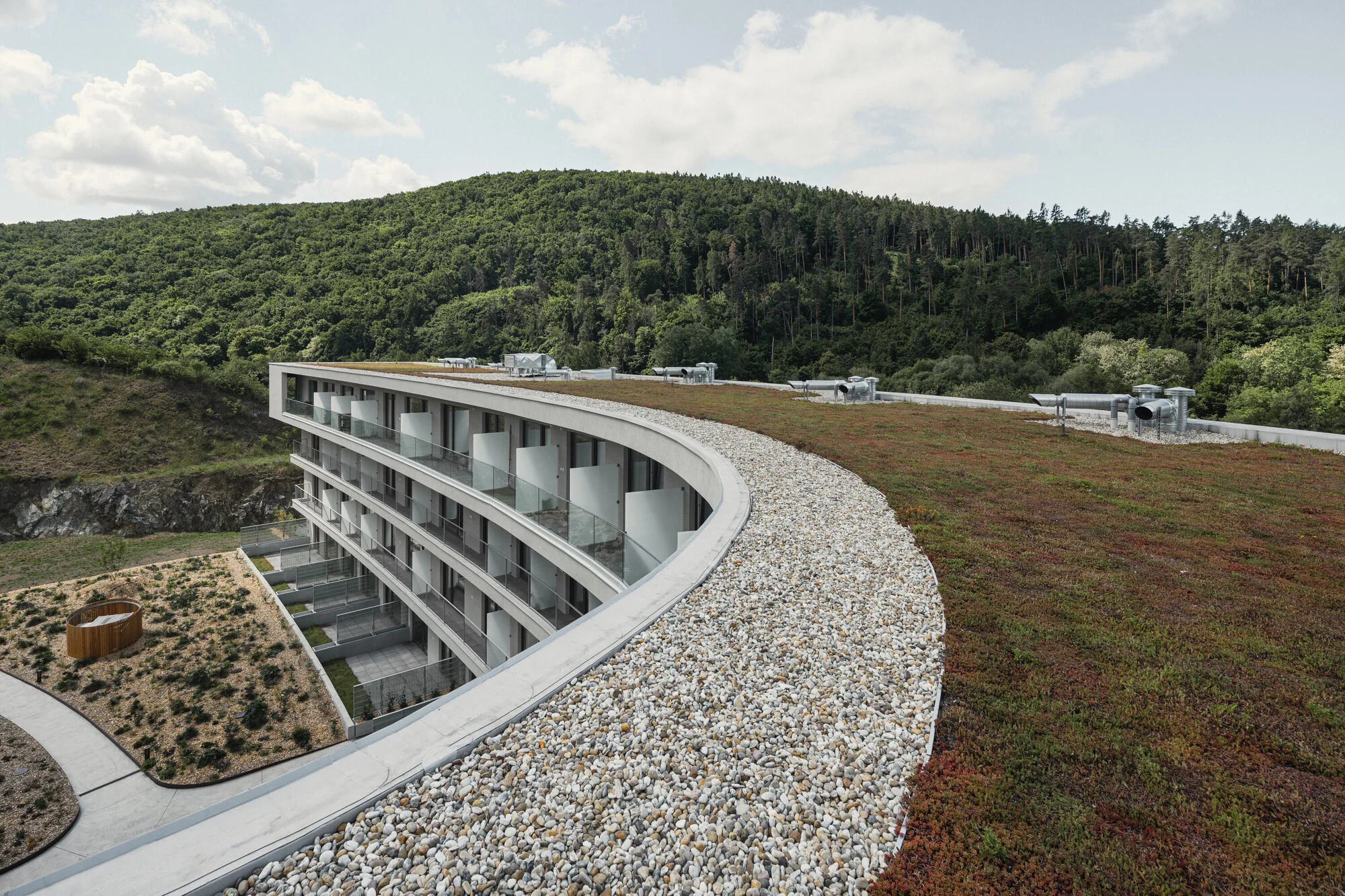 فضای داخلی مجتمع دیوریت با نور طبیعی و دکوراسیون مینیمال