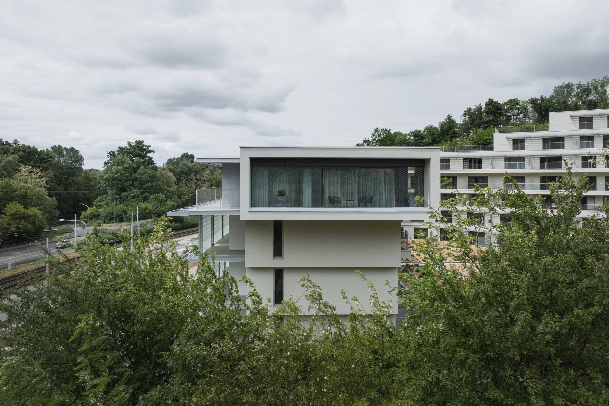 نمای خارجی مجتمع دیوریت با طراحی Architekti DRNH و متریالهای بتنی