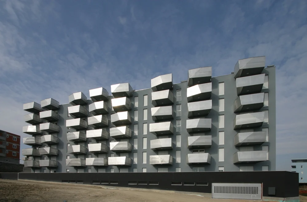 نمای خارجی مجتمع مسکونی 7-4 با طراحی Arhipolis و بالکن‌های الحاقی