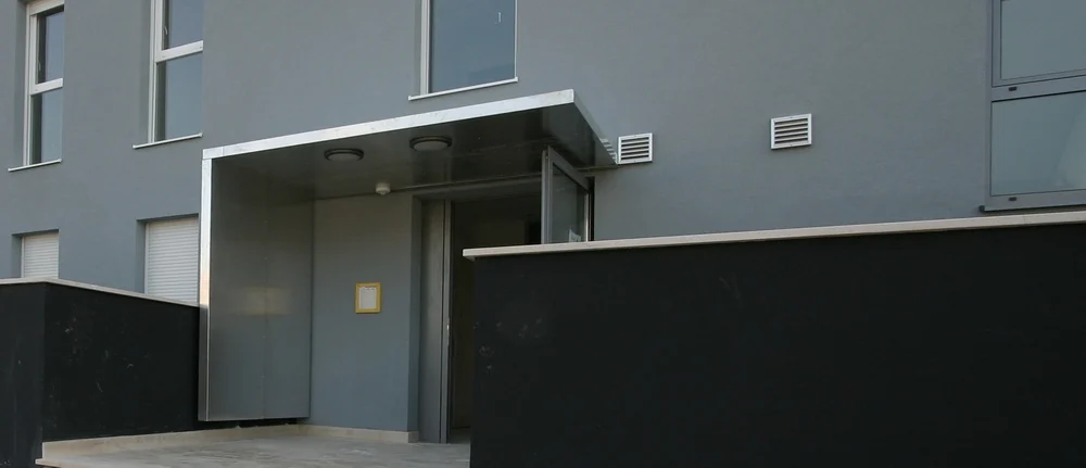 نمای مدرن مجتمع 7-4 با متریال‌های شیشه‌ای و بتنی