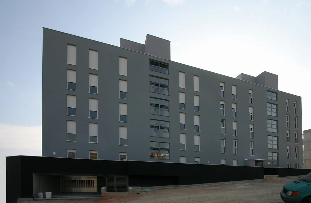 طراحی معماری مجتمع مسکونی 7-4 با نمای معاصر و پایدار