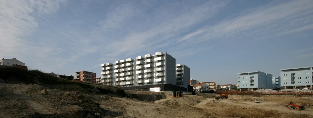 نمای شیشه‌ای مجتمع 7-4 با بالکن‌های الحاقی و طراحی مدرن