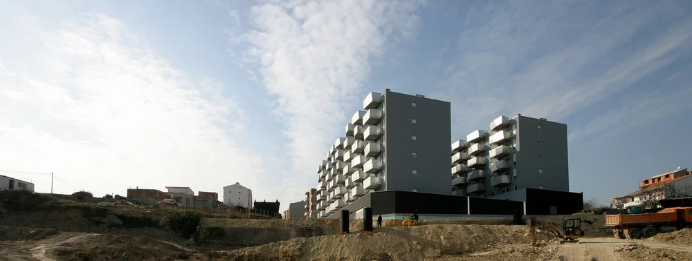 فضای داخلی مجتمع 7-4 با نور طبیعی و دکوراسیون مینیمال