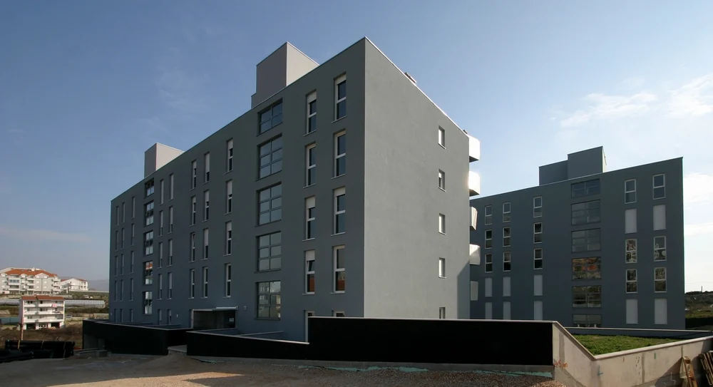 پلان معماری مجتمع 7-4 با فضاهای باز و کاربردی