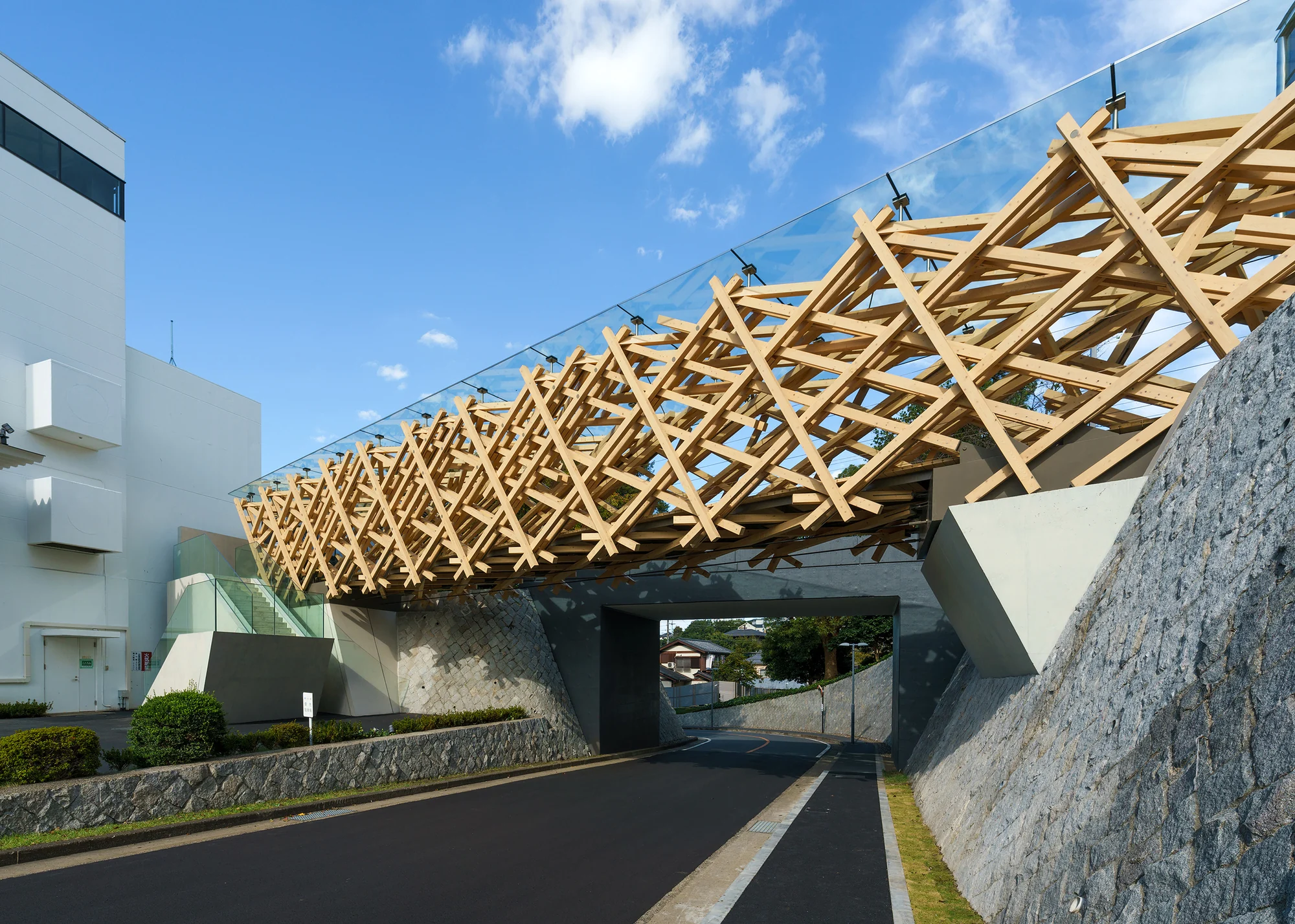 جزئیات معماری پل TAC.T با نورپردازی طبیعی و طراحی خلاقانه