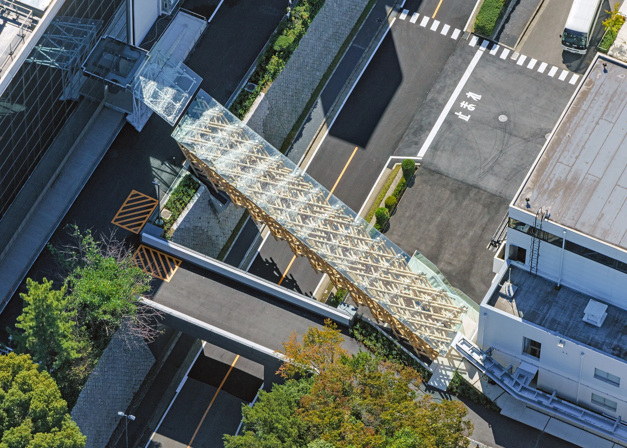 جزئیات معماری پل TAC.T با نور طبیعی و طراحی مدرن