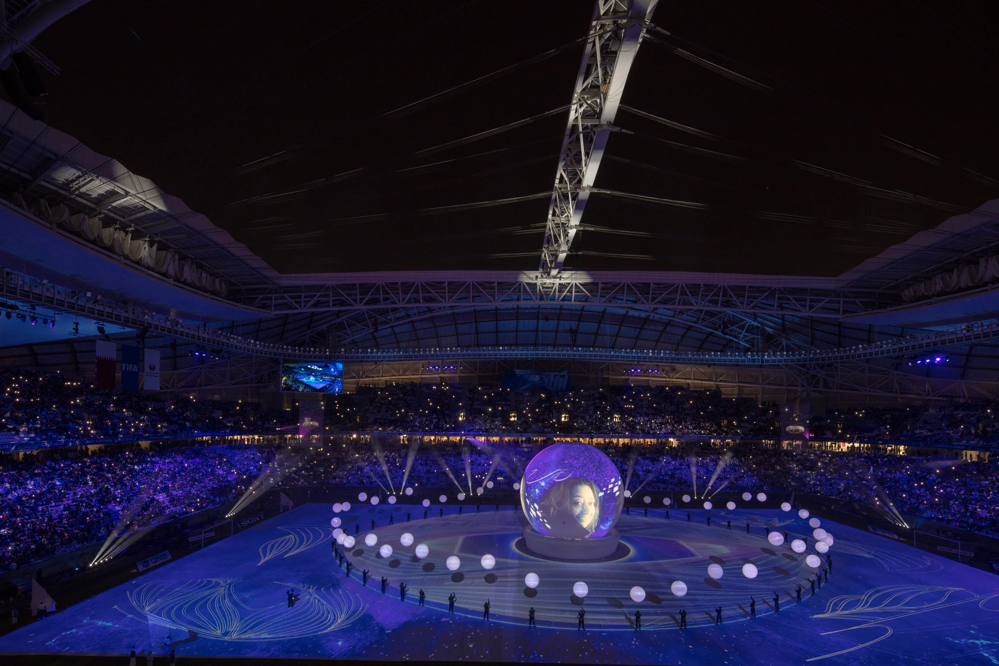 فضای داخلی استادیوم الجنوب با دکوراسیون معاصر و پلان باز