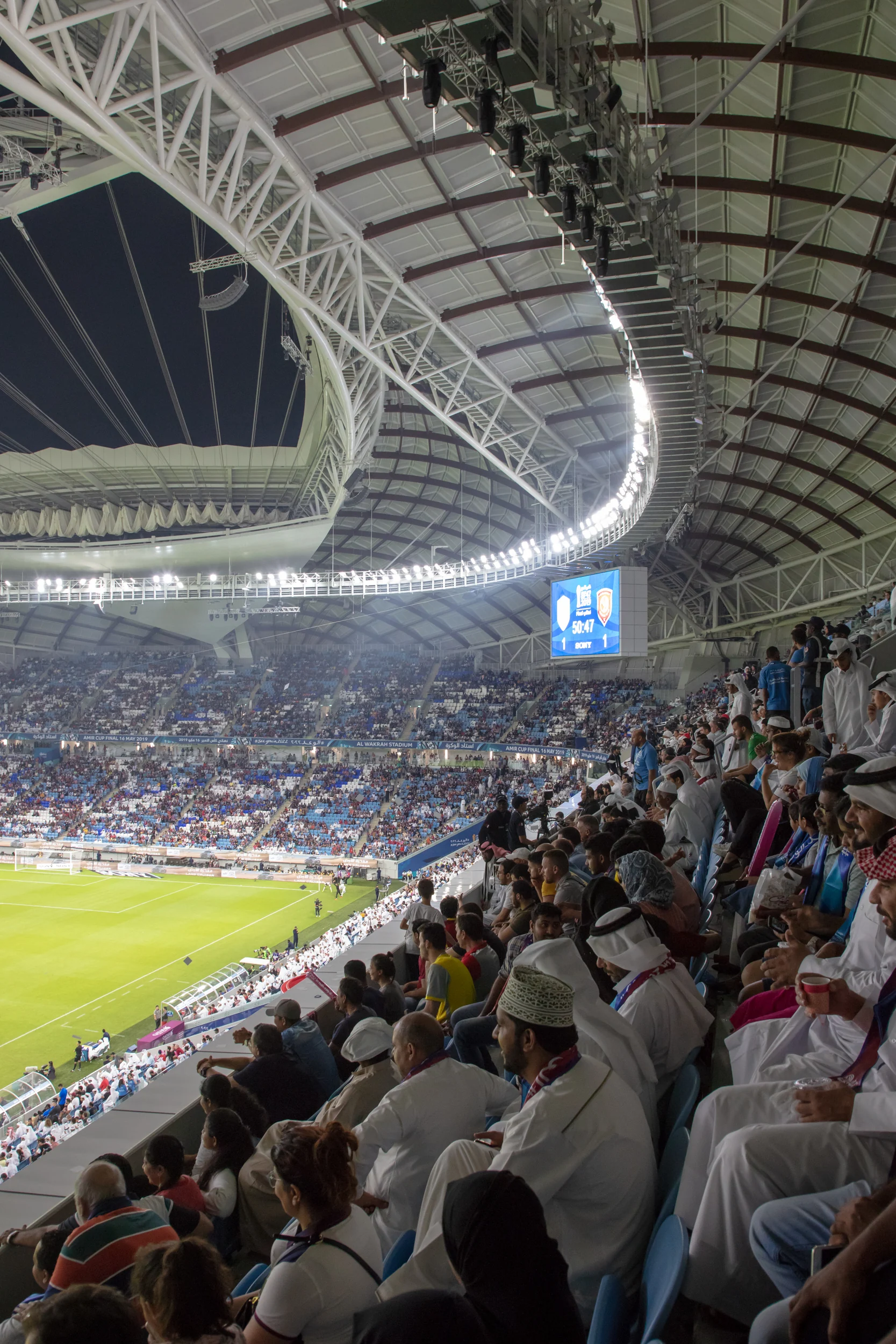 نمای شیشهای استادیوم الجنوب با معماری مدرن و پایدار