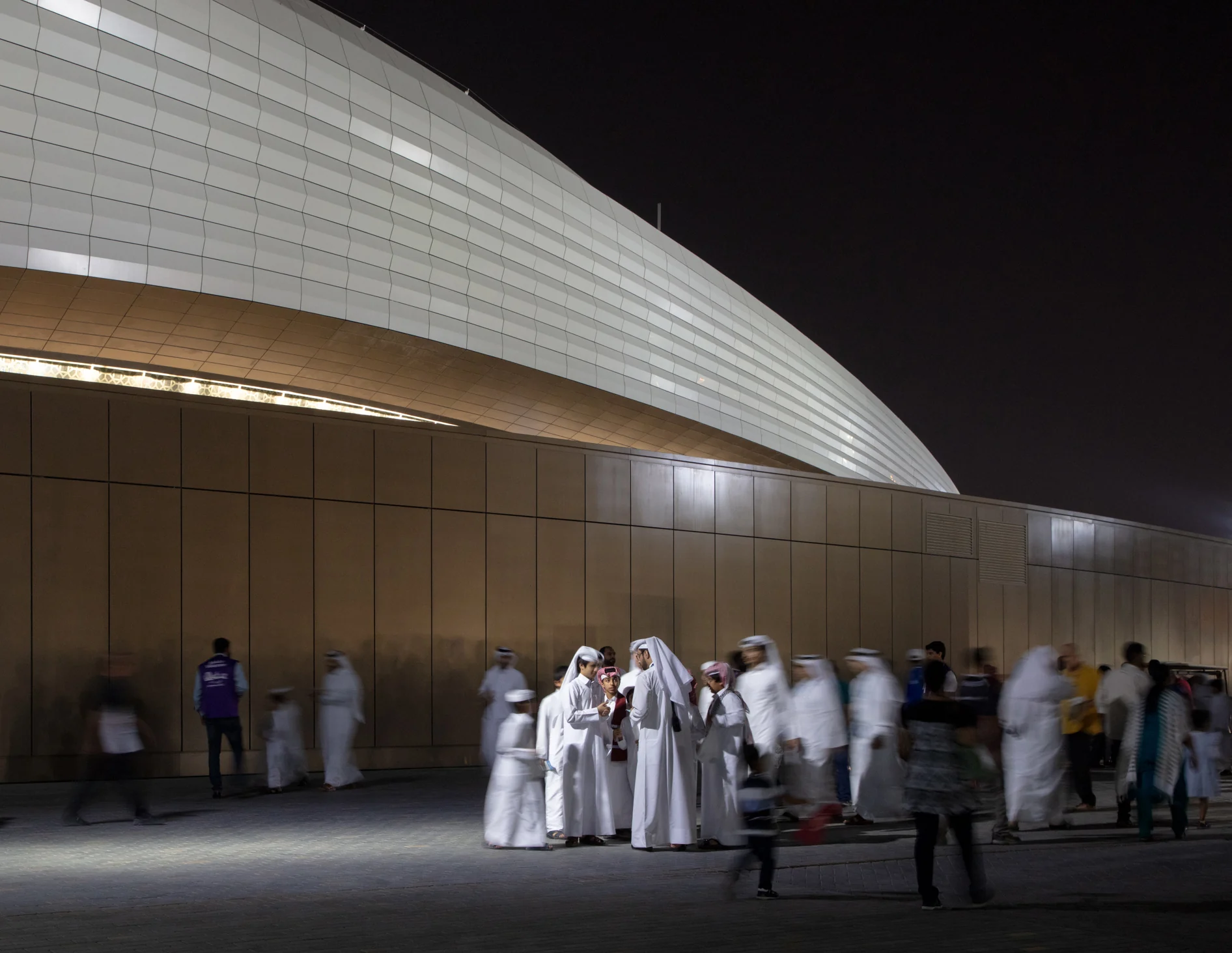 فضای داخلی استادیوم الجنوب با طراحی مینیمال و نور طبیعی