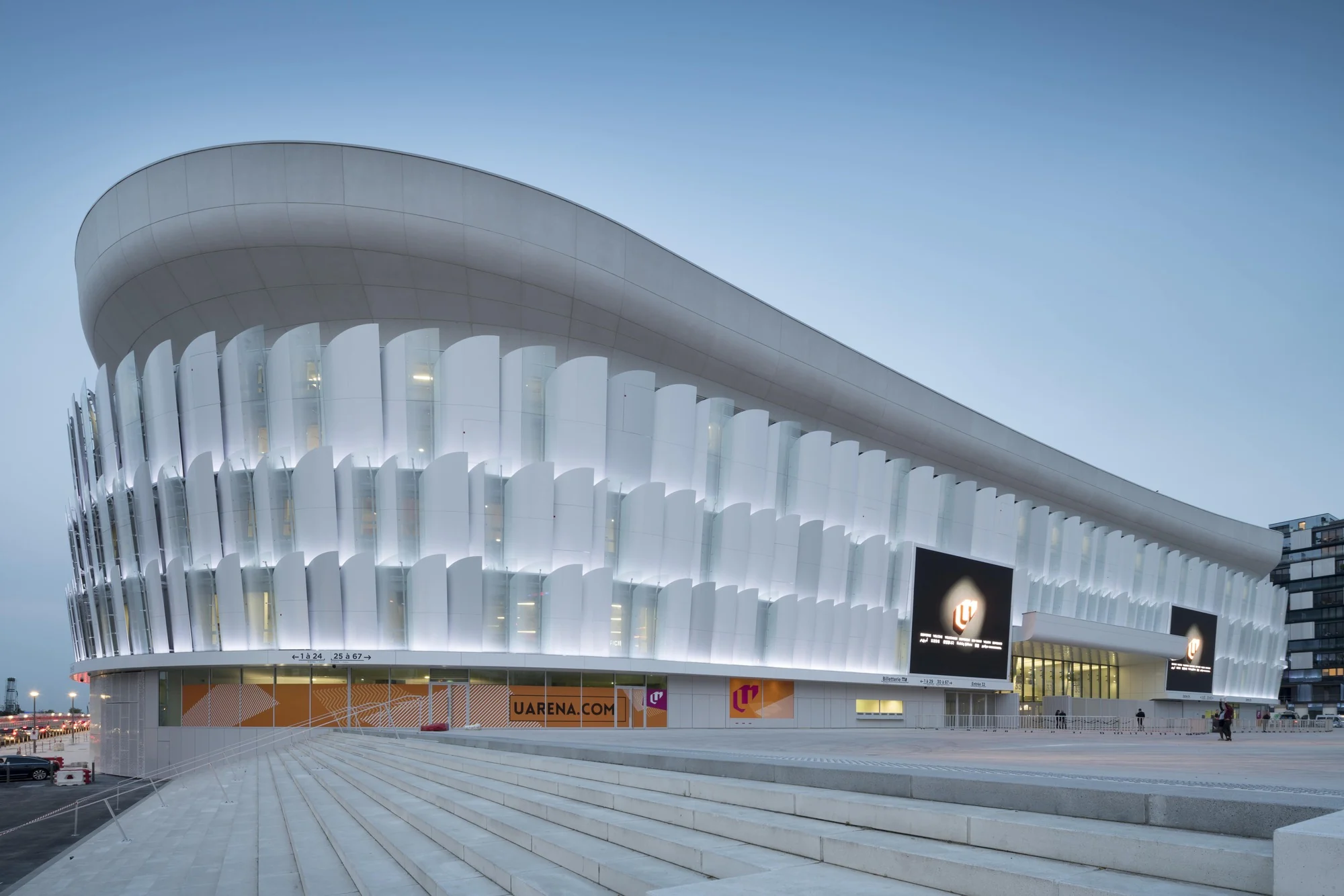 نمای خارجی استادیوم پاریس لادفانس با طراحی 2P Architectes در نانتر، فرانسه