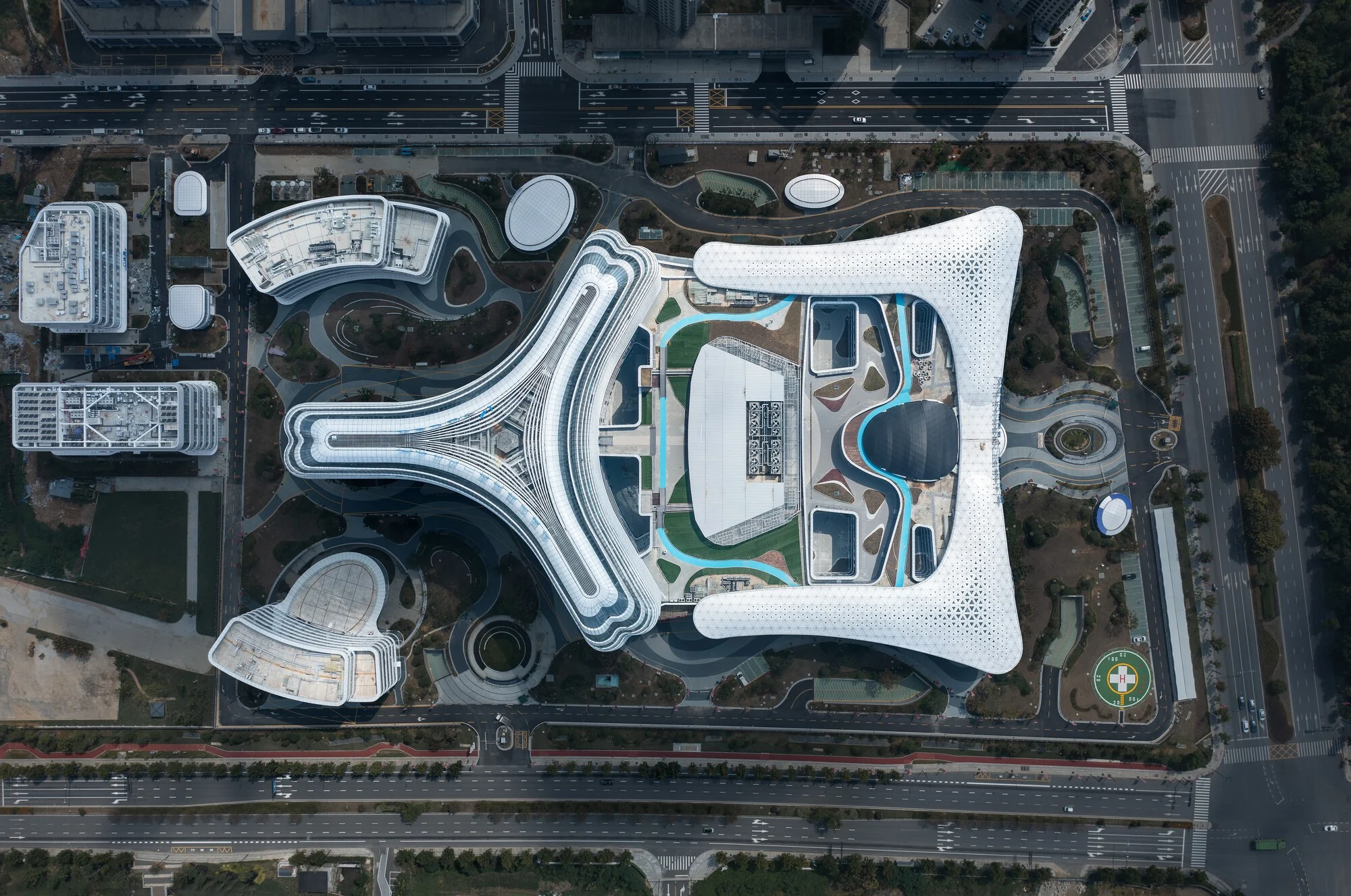 پلان معماری بیمارستان تونگلو با سازه تمامفولادی و نورپردازی طبیعی