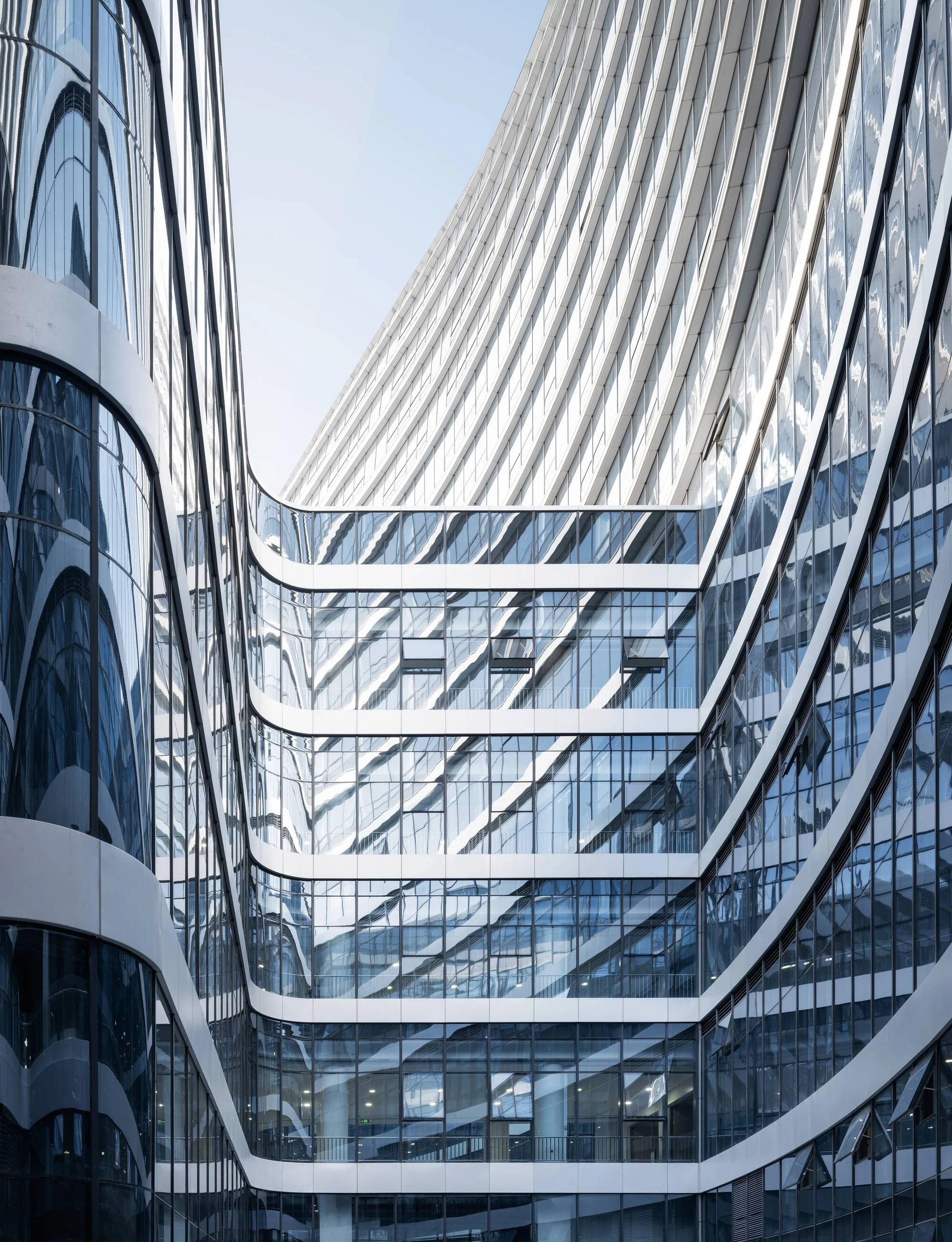 نمای مدرن بیمارستان تونگلو با متریالهای شیشهای و فلزی