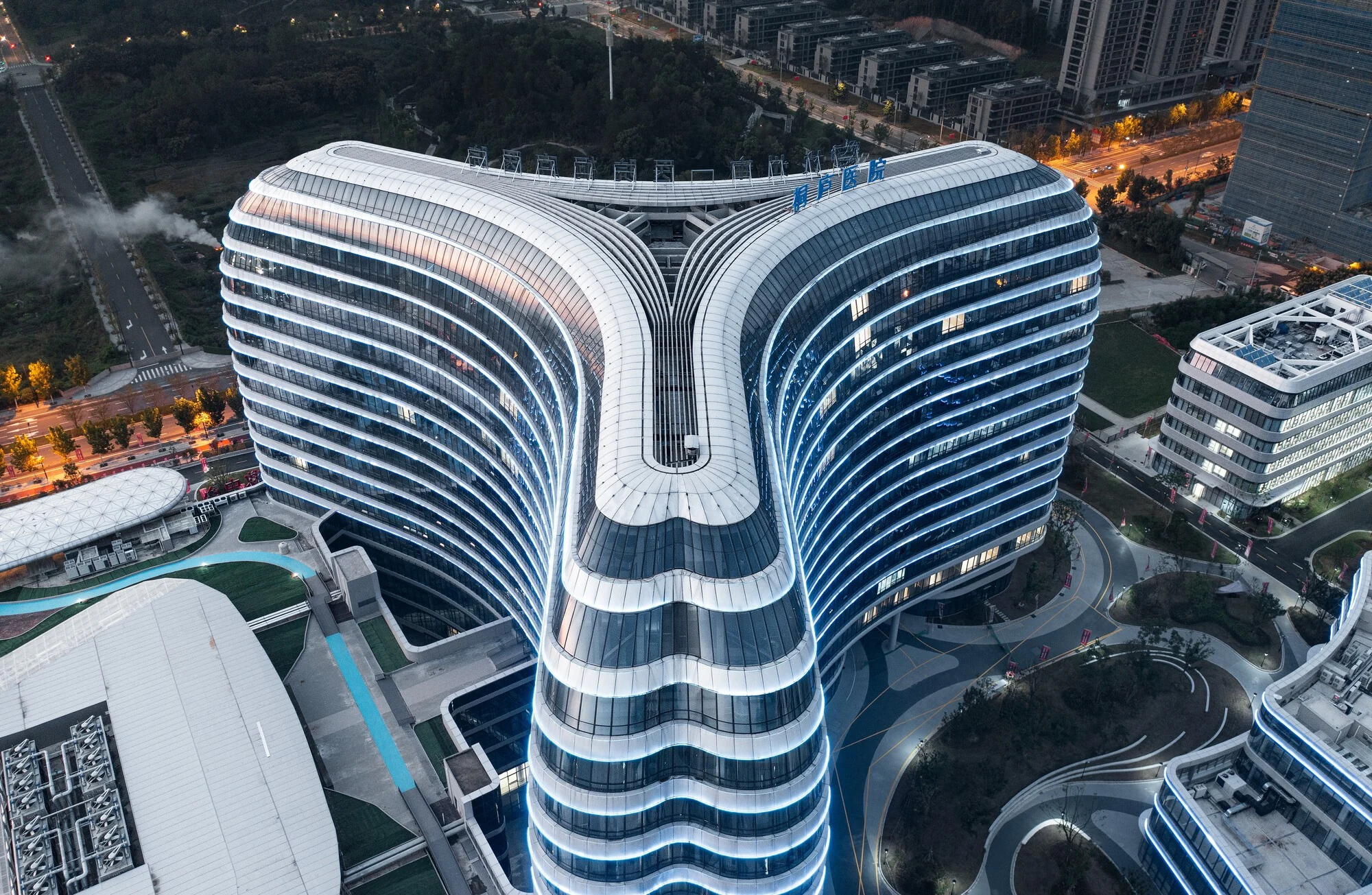 نمای بیرونی بیمارستان تونگلو با معماری سبز و متریالهای پایدار