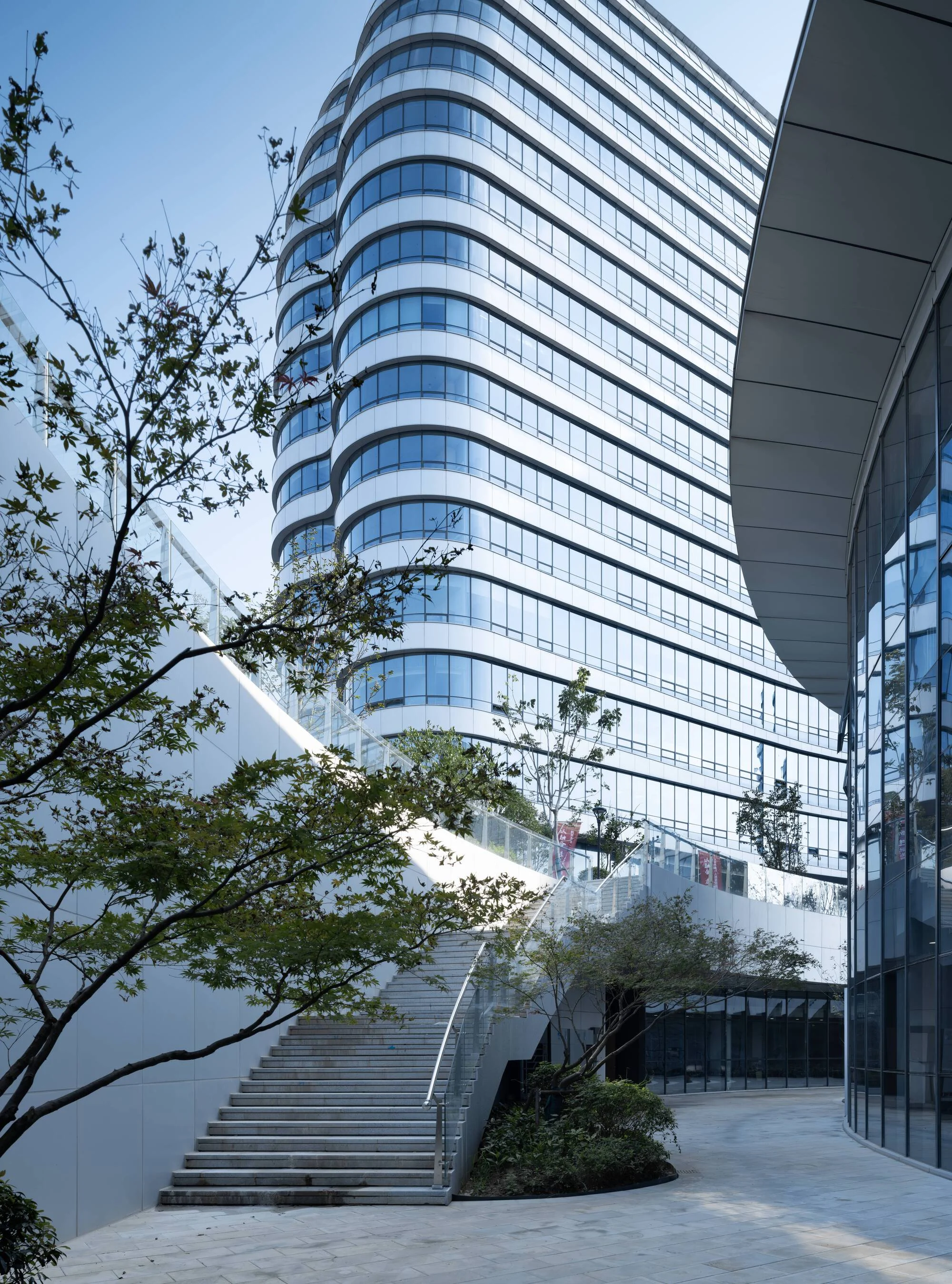 نمای شیشهای بیمارستان تونگلو با سازه تمامفولادی و طراحی خلاقانه