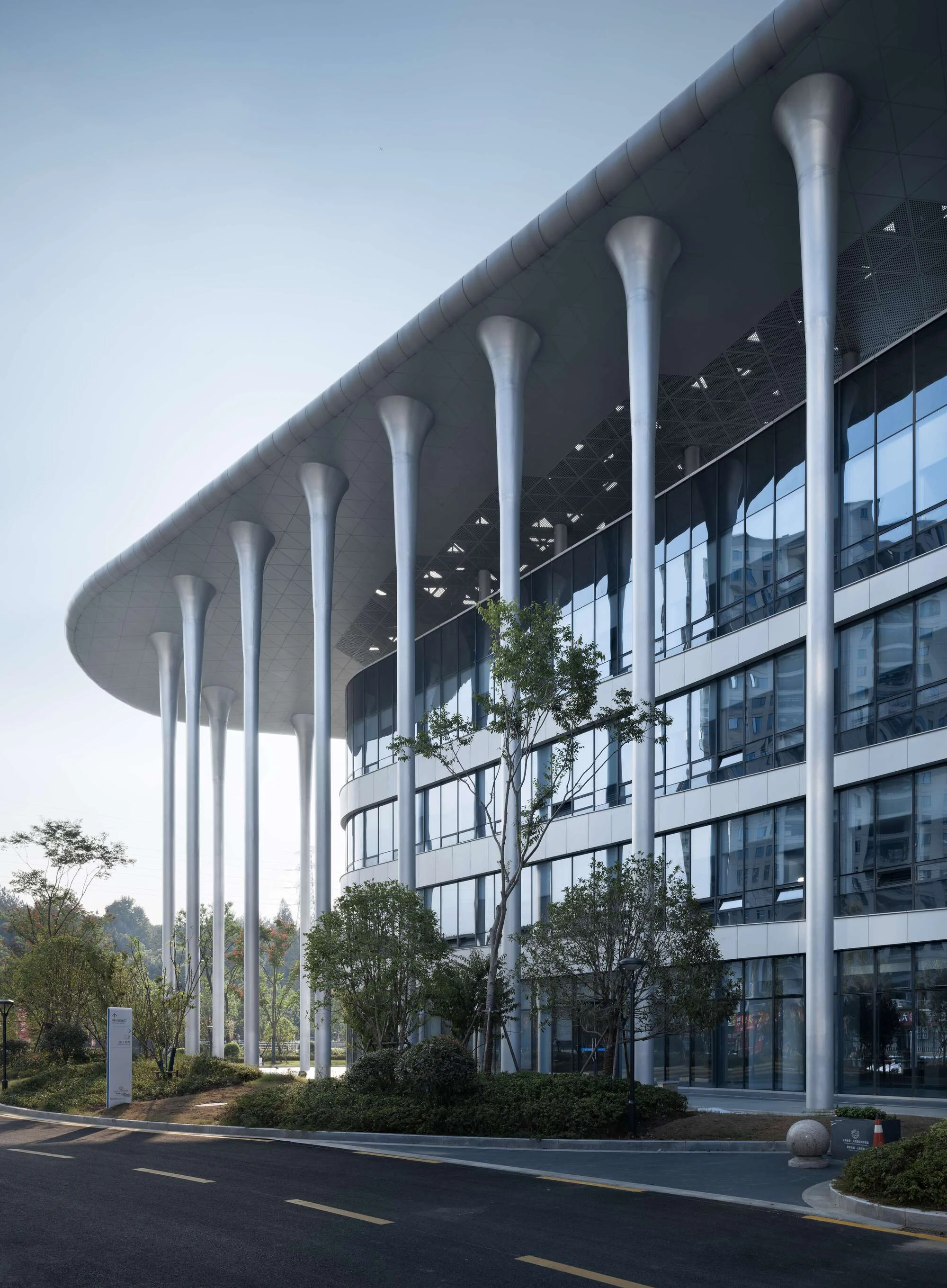 فضای داخلی بیمارستان تونگلو با نور طبیعی و دکوراسیون مدرن