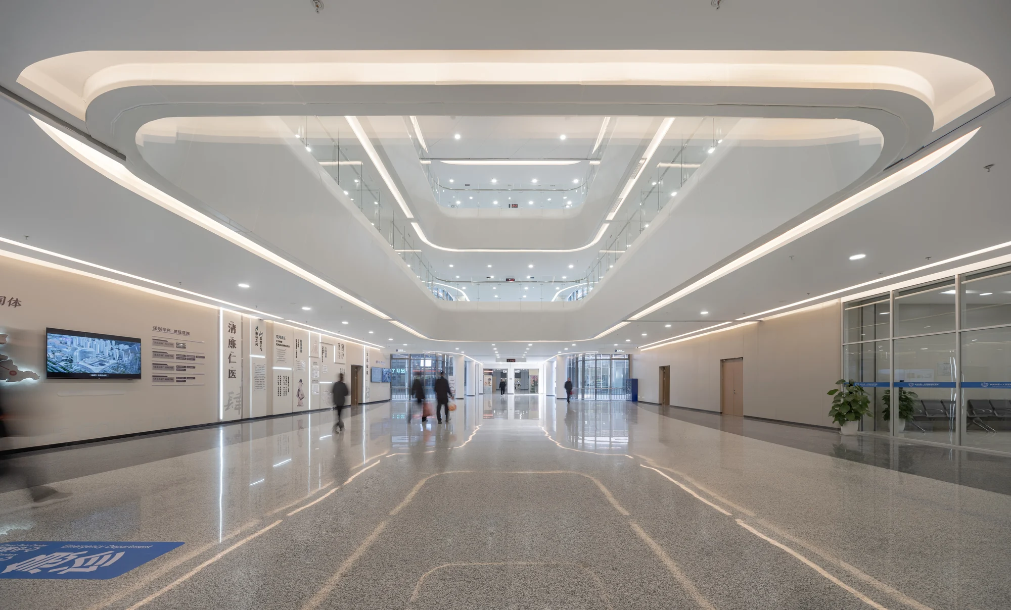 فضای داخلی بیمارستان تونگلو با دکوراسیون معاصر و پلان باز