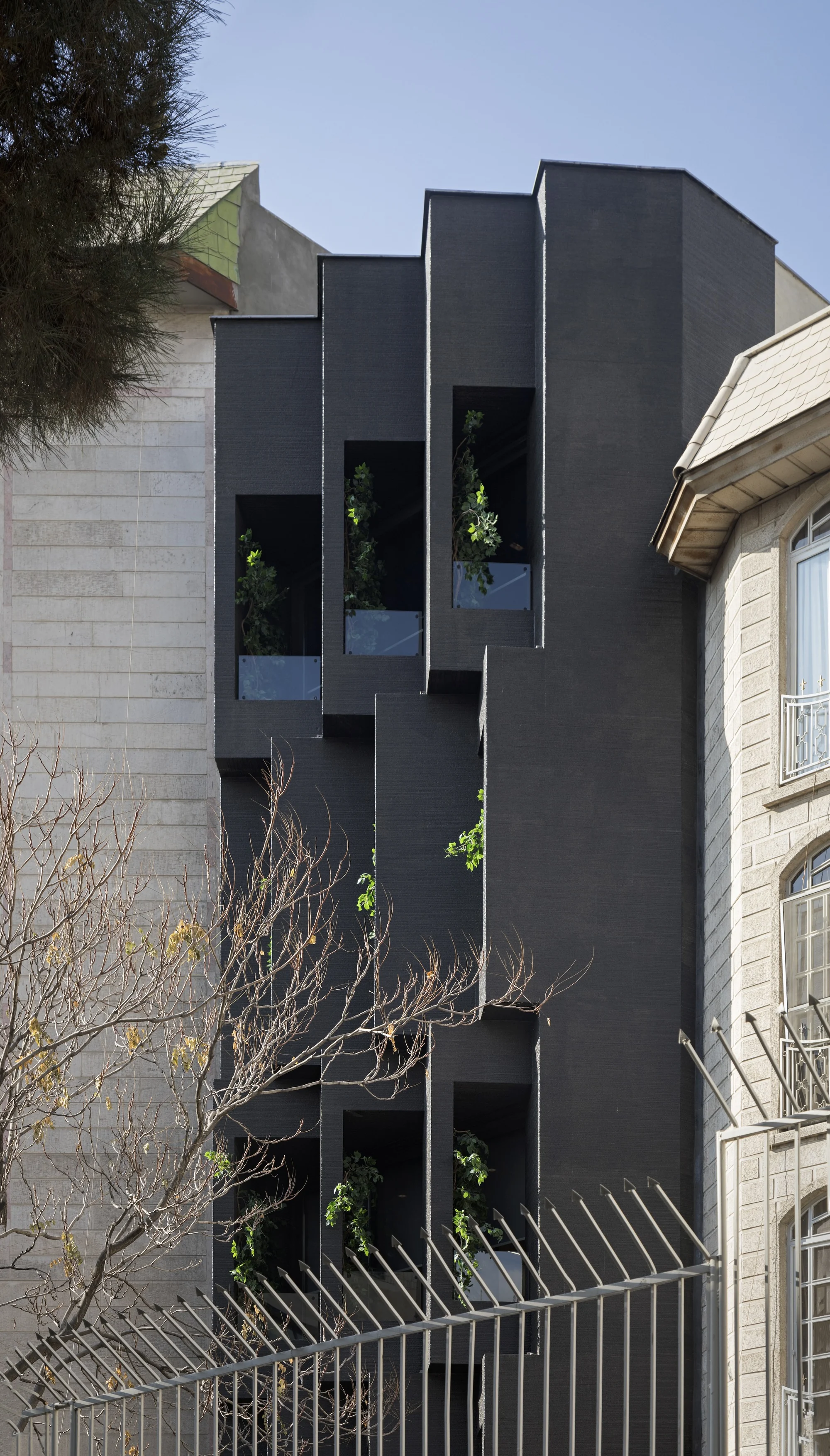 پلان معماری ساختمان گوشهها با فضاهای باز و کاربردی