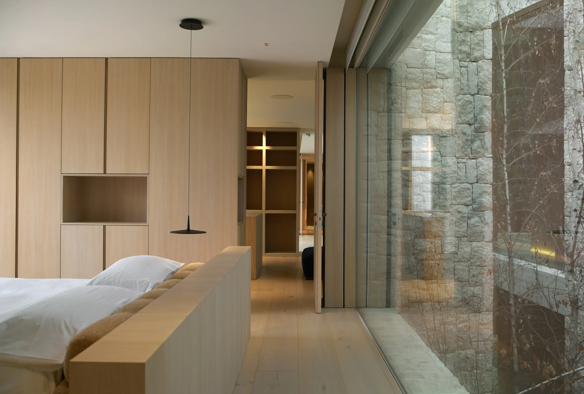 طراحی معماری خانه جاکاراندا با نمای چوبی و سازه‌های هندسی