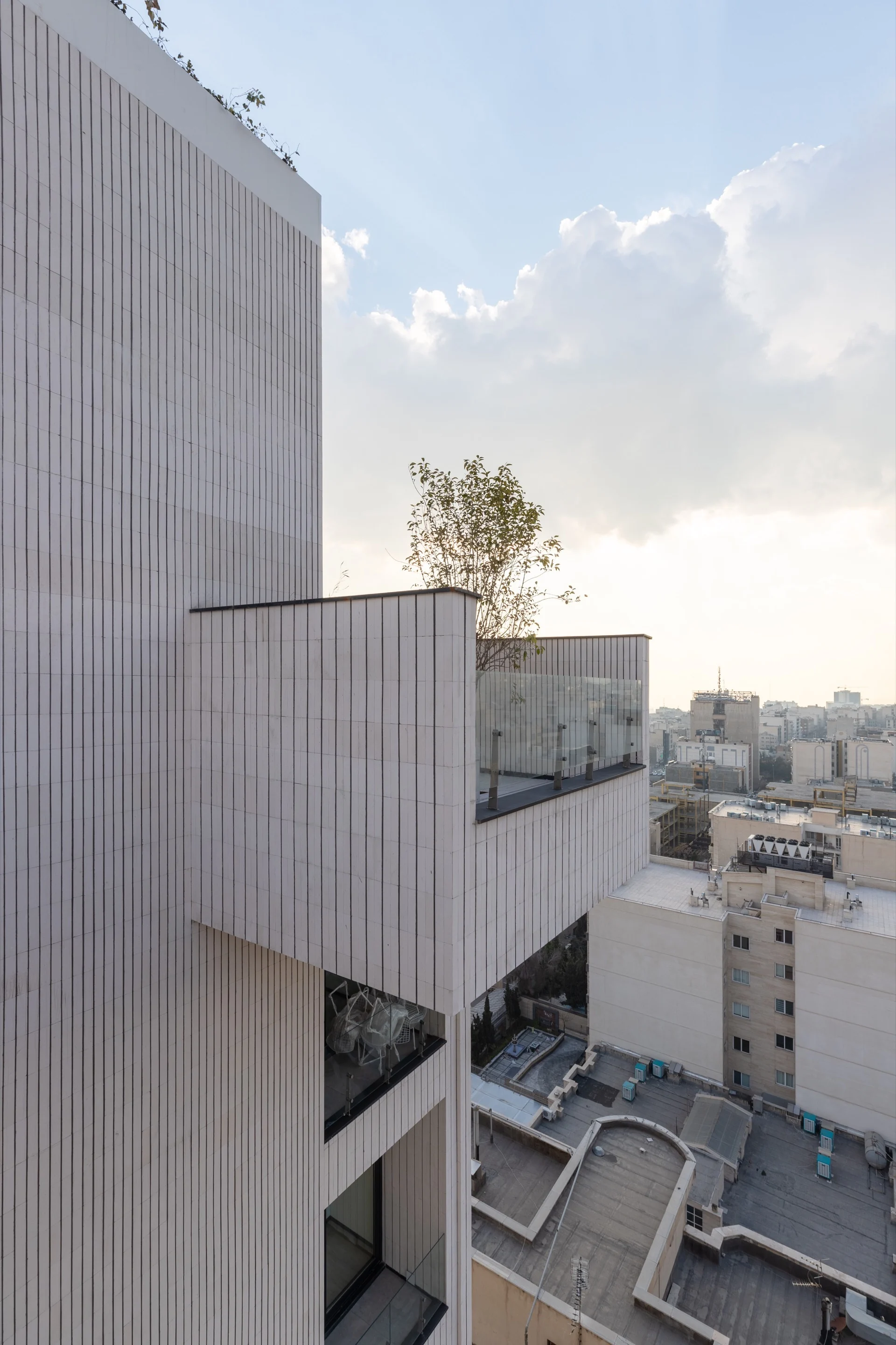 طراحی معماری ساختمان سدروس با نمای بتنی و سازه‌های هندسی