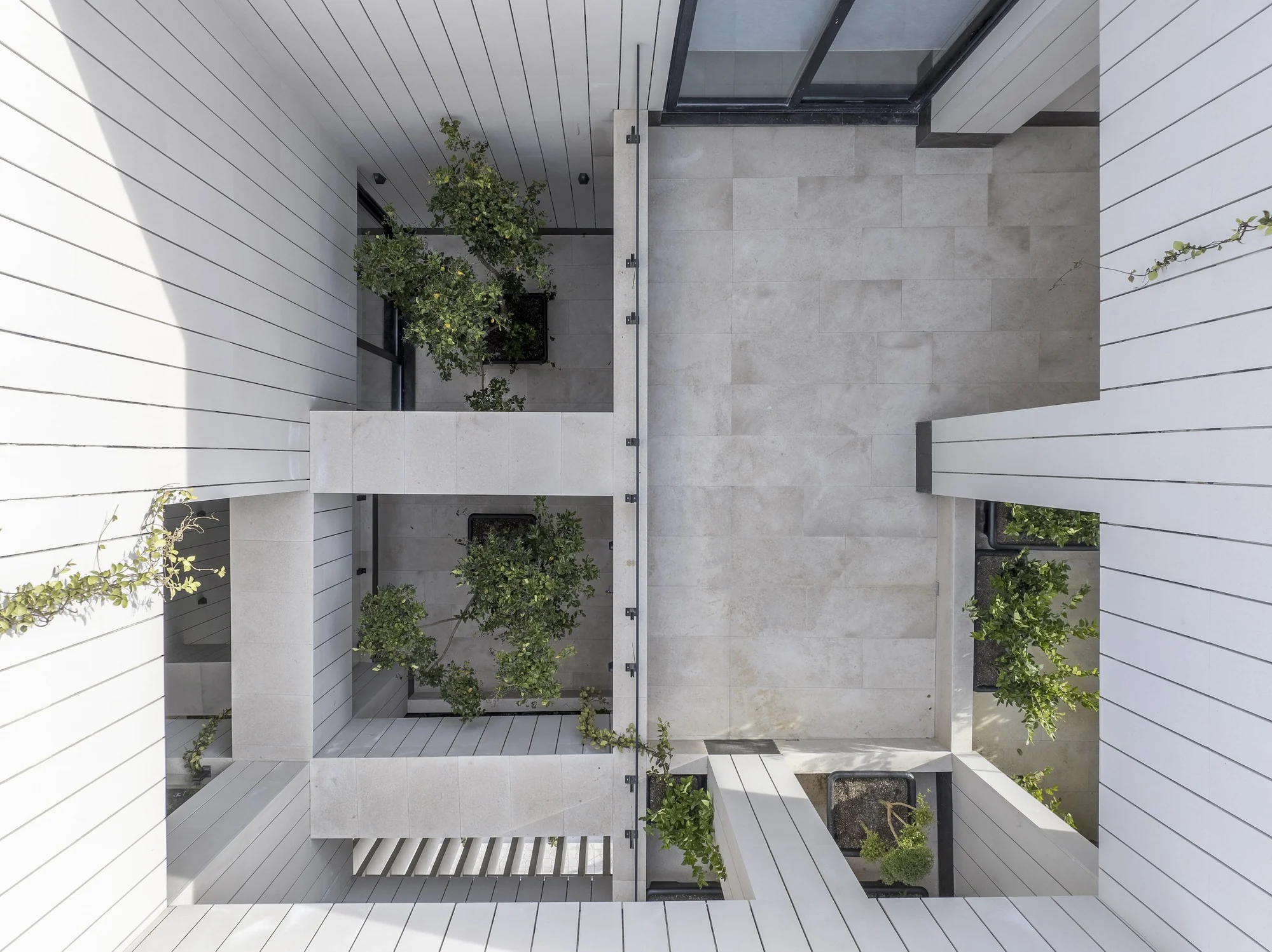 طراحی معماری رزیدنس بنلاد با نمای آجری و سازه‌های هندسی