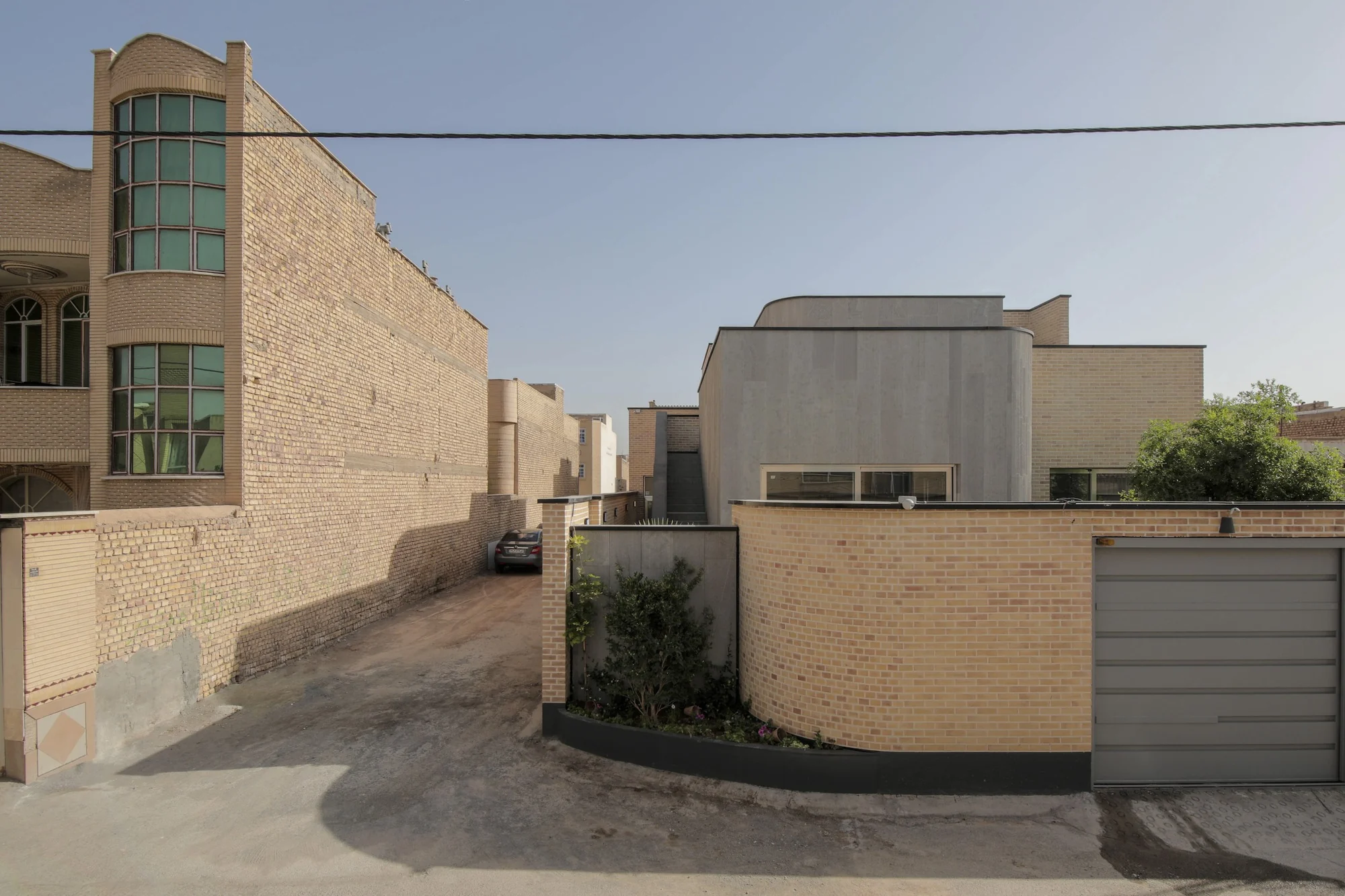نمای بیرونی خانه عناب با معماری مدرن و متریال‌های پایدار