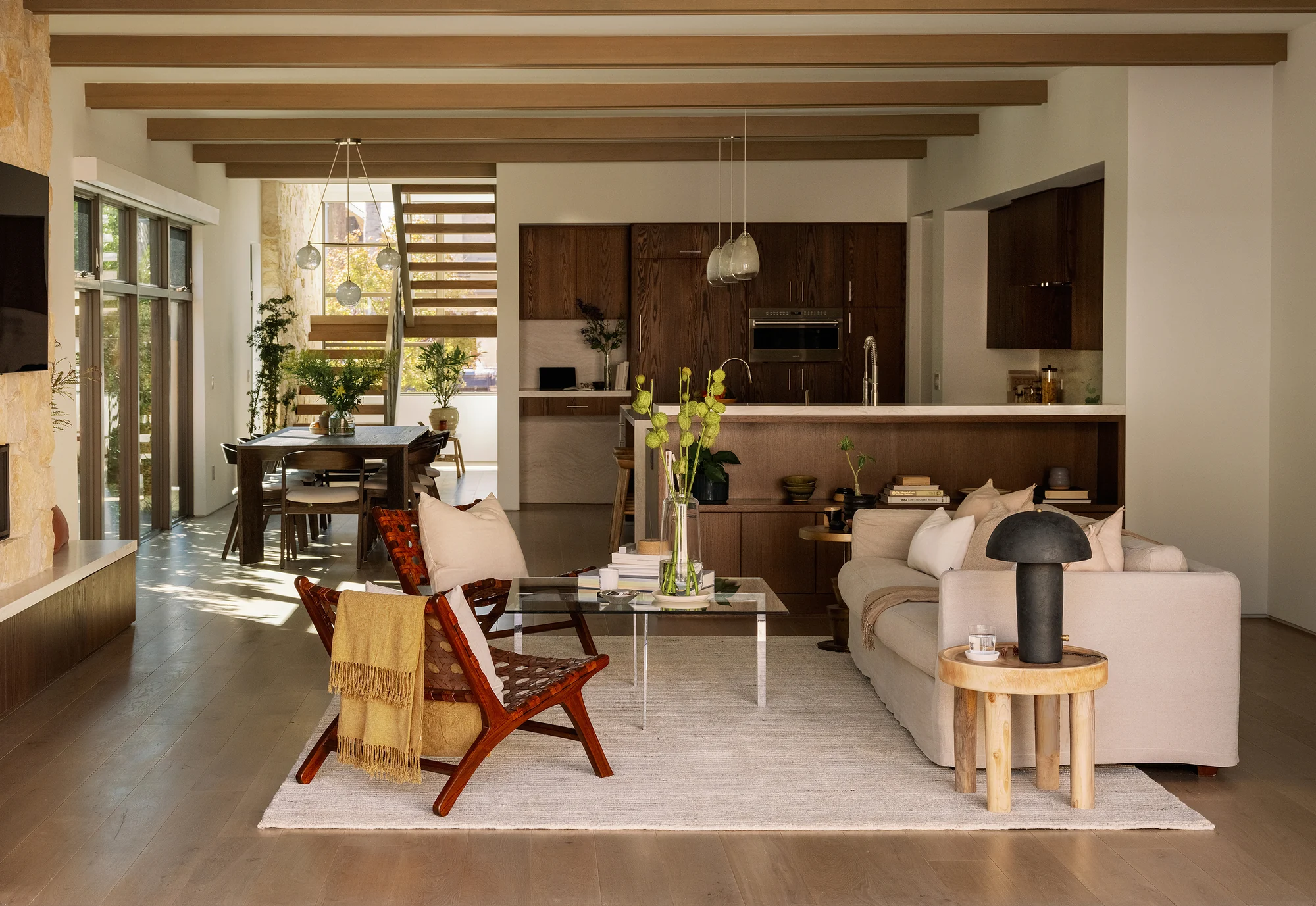 نمای مدرن رزیدنس راموس با متریال‌های چوبی و بتنی