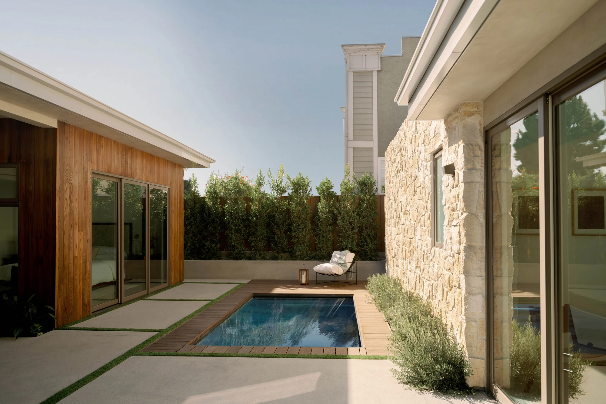 فضای داخلی رزیدنس راموس با پلان باز و دکوراسیون مینیمال