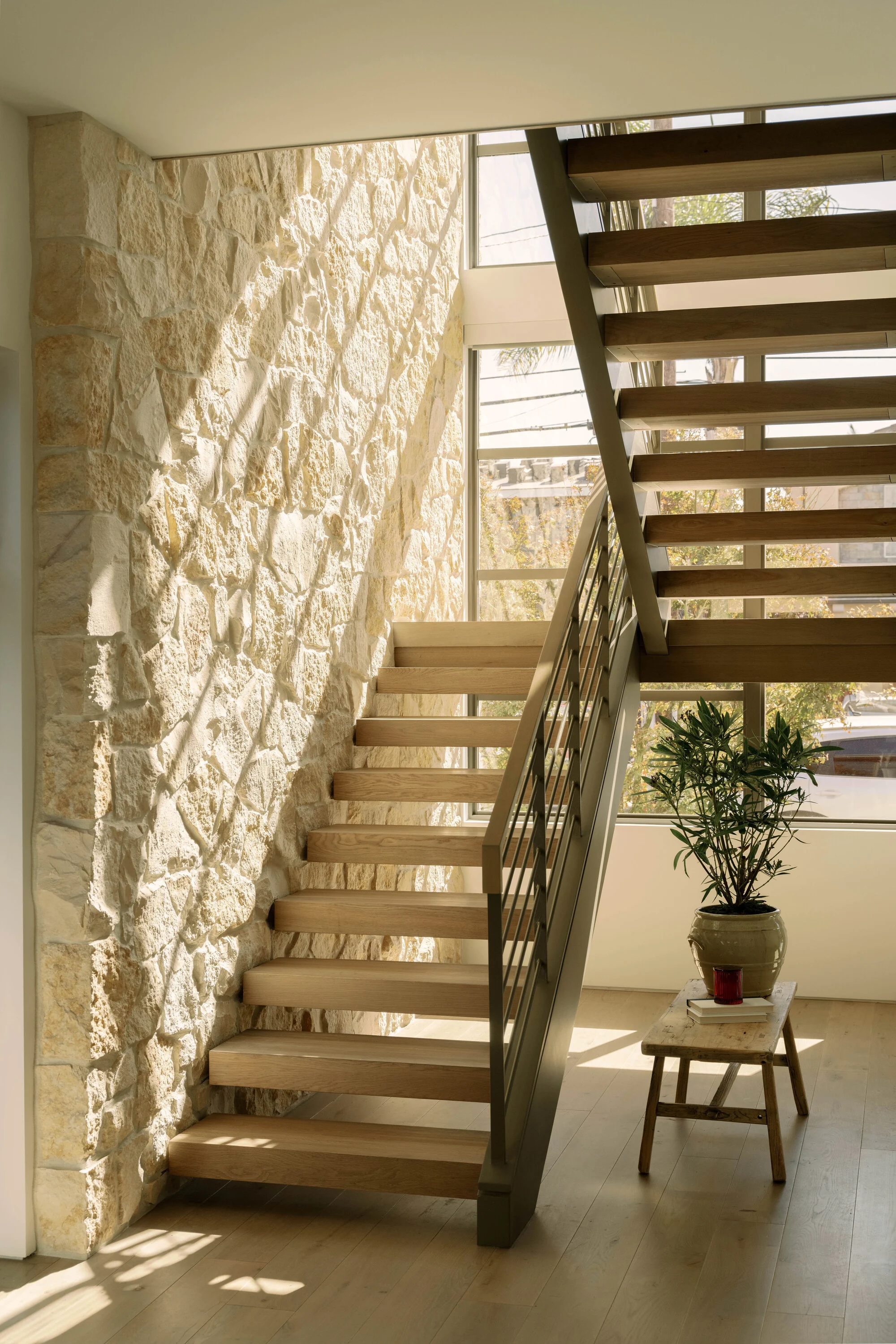 فضای داخلی رزیدنس راموس با نور طبیعی و دکوراسیون مدرن