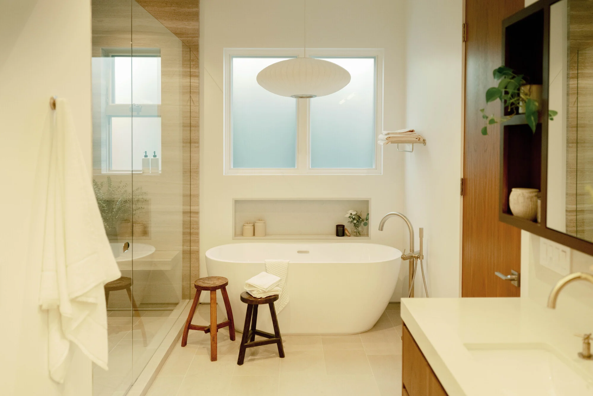 طراحی پایدار رزیدنس راموس با تراس‌های باز و زندگی ساحلی