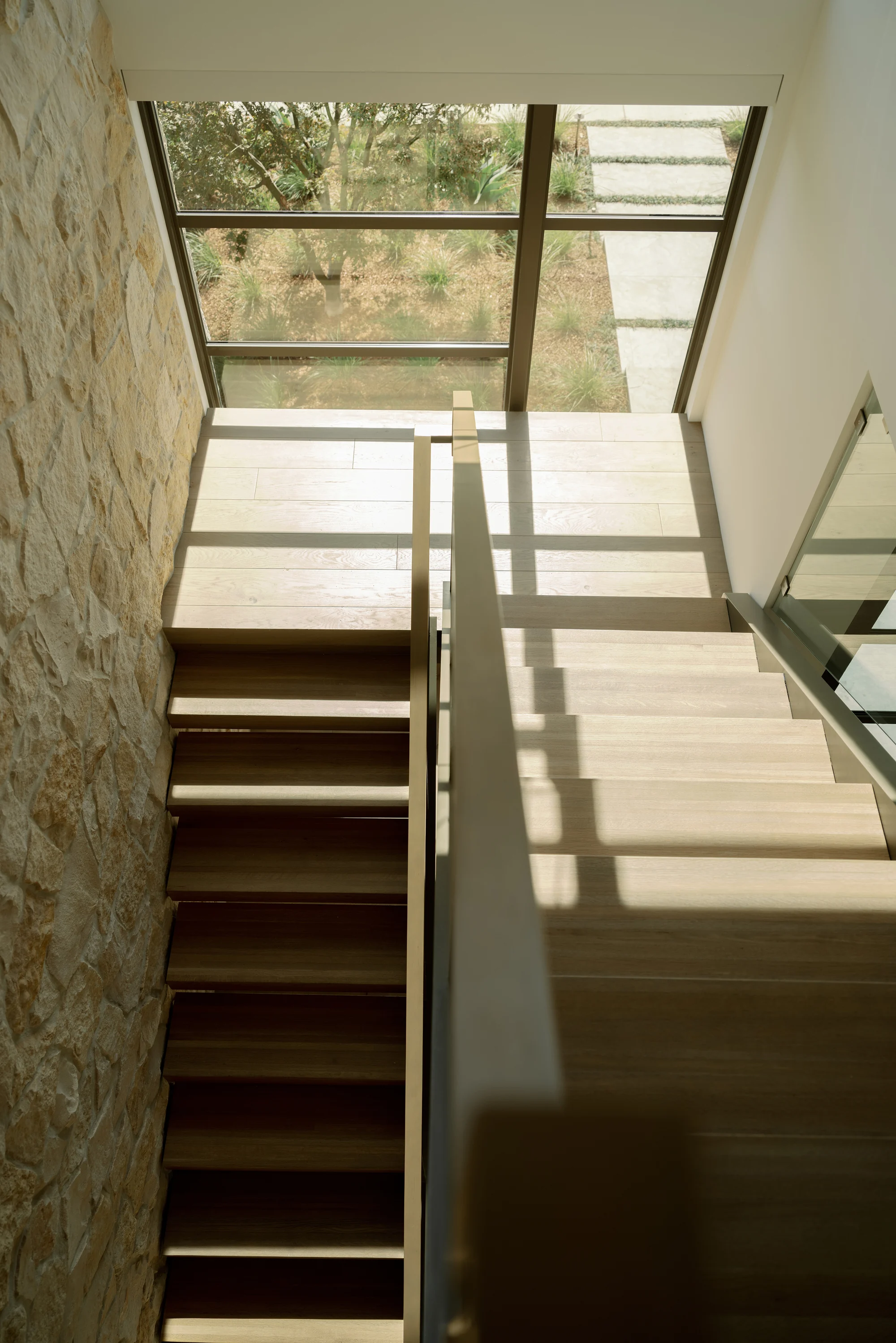 نمای شیشه‌ای رزیدنس راموس با معماری مدرن و پایدار