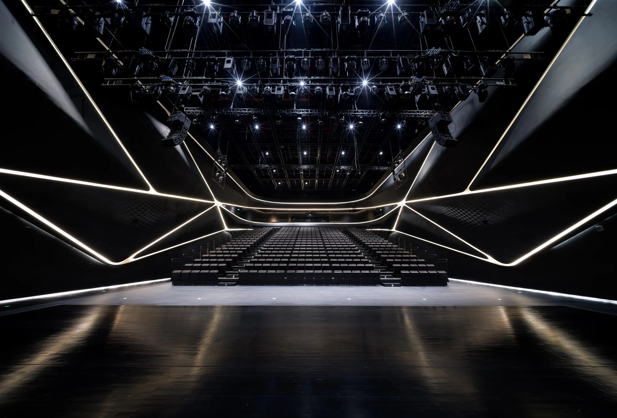 طراحی معماری مرکز ژوهای جینوان با نمای شفاف و سقف پرندهمانند