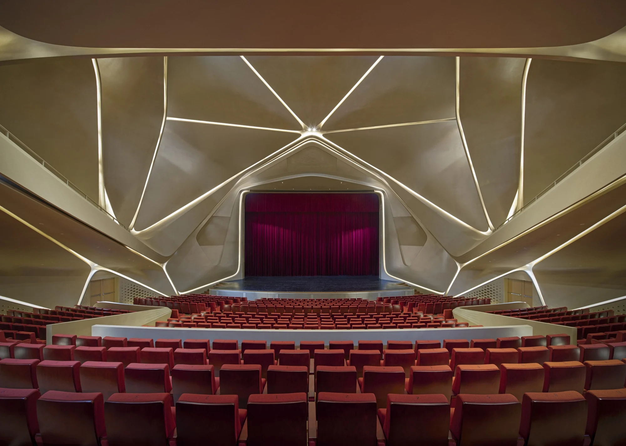 فضای داخلی مرکز ژوهای جینوان با طراحی خلاقانه و نور طبیعی