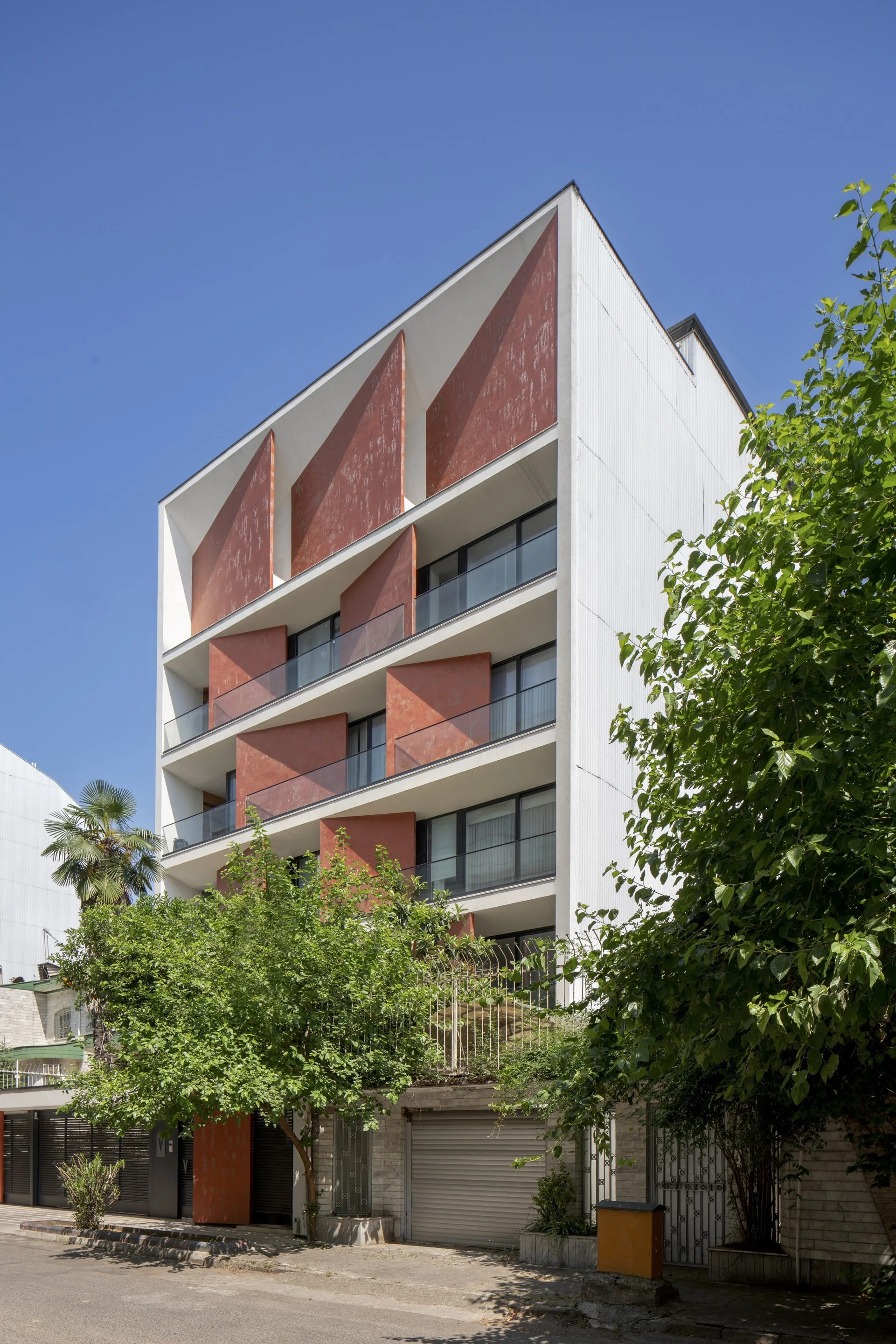 پلان معماری ساختمان 146 رشت با آپارتمان‌های تک‌واحدی و فضای مشترک