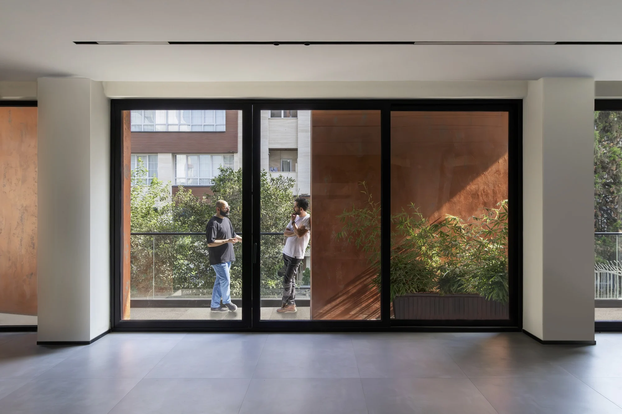 نمای مدرن ساختمان مسکونی 146 با پنجره‌های بزرگ و متریال‌های معاصر