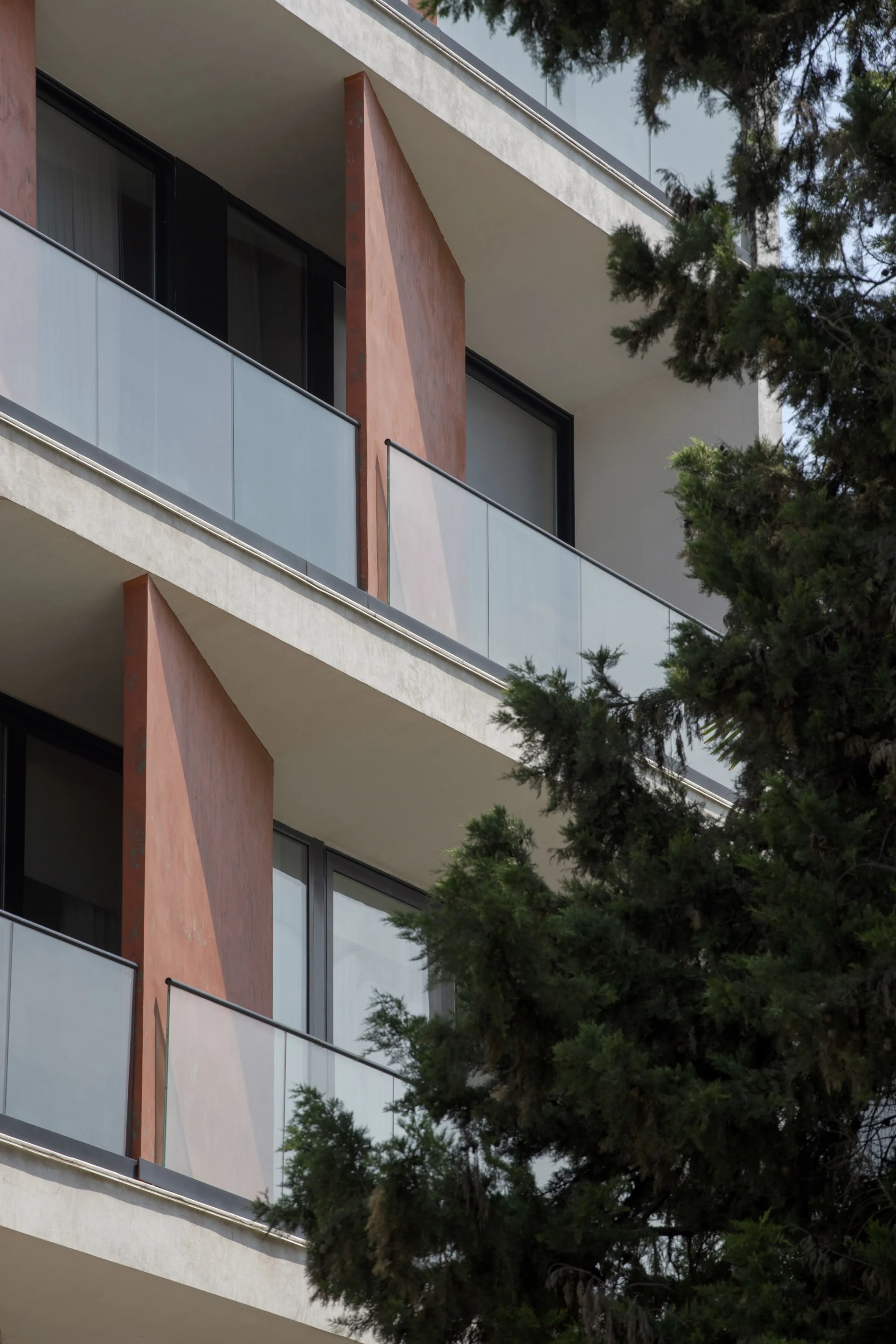 فضای داخلی ساختمان مسکونی 146 با پلان باز و دکوراسیون مینیمال